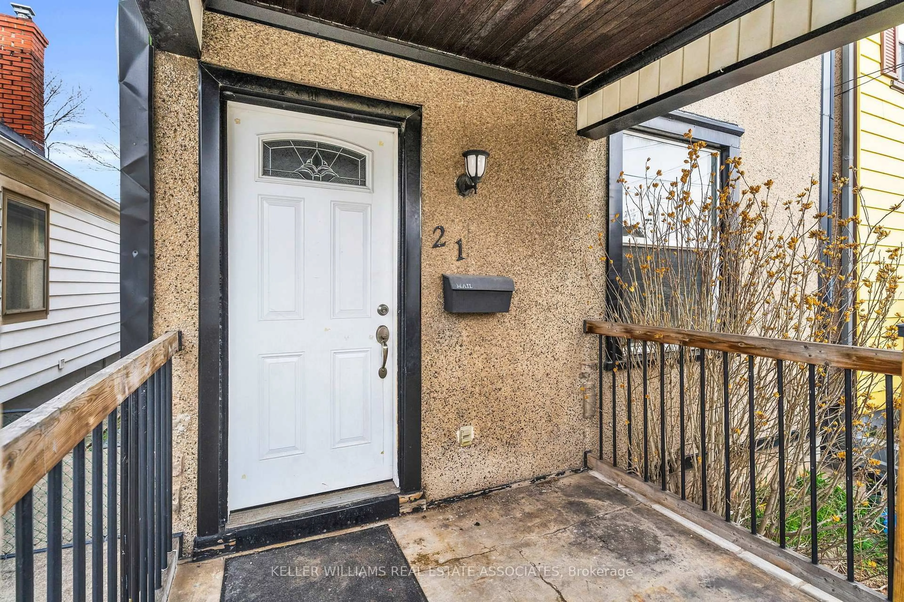Indoor entryway for 21 Mayflower Ave, Hamilton Ontario L8L 2K5