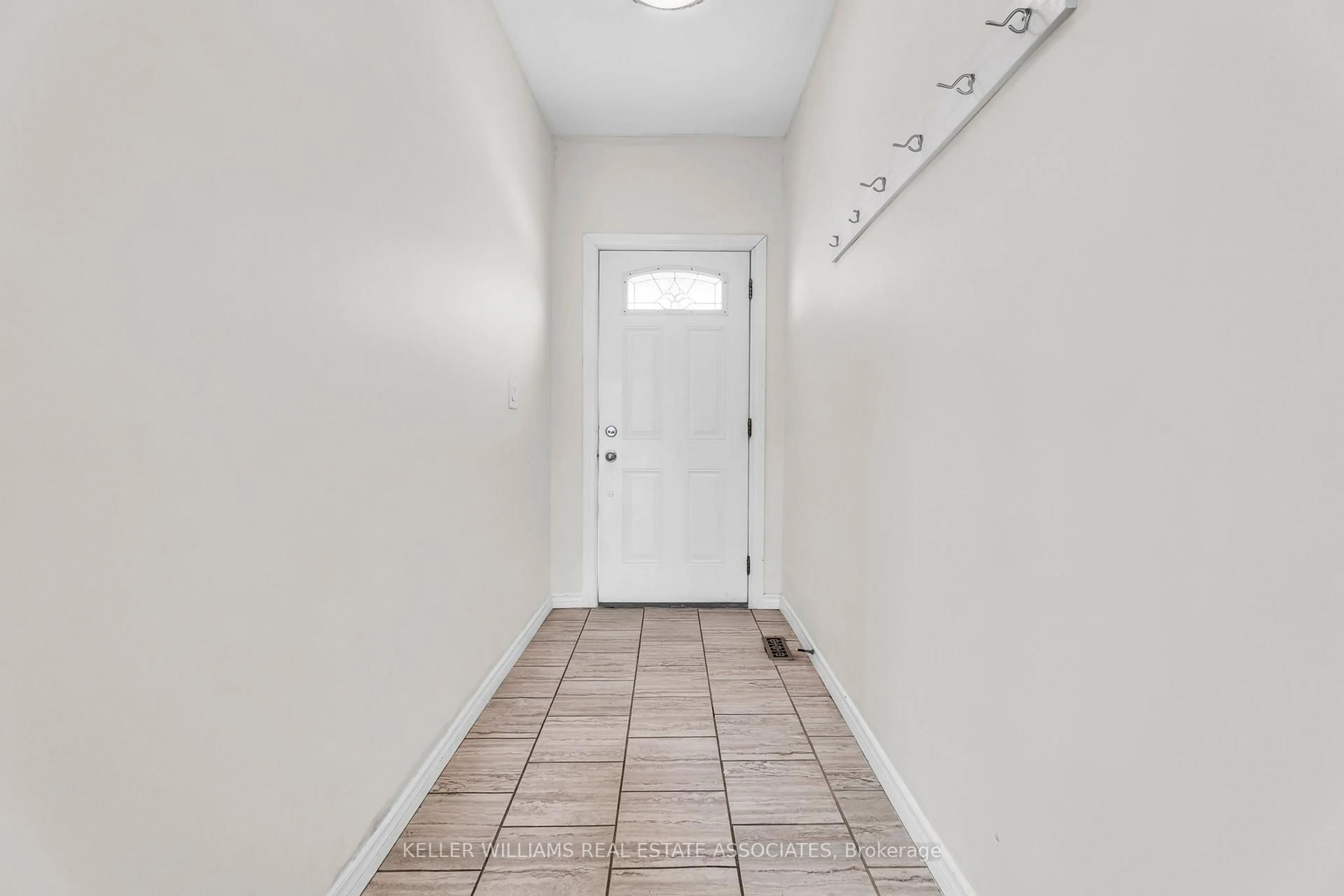 Indoor entryway for 21 Mayflower Ave, Hamilton Ontario L8L 2K5