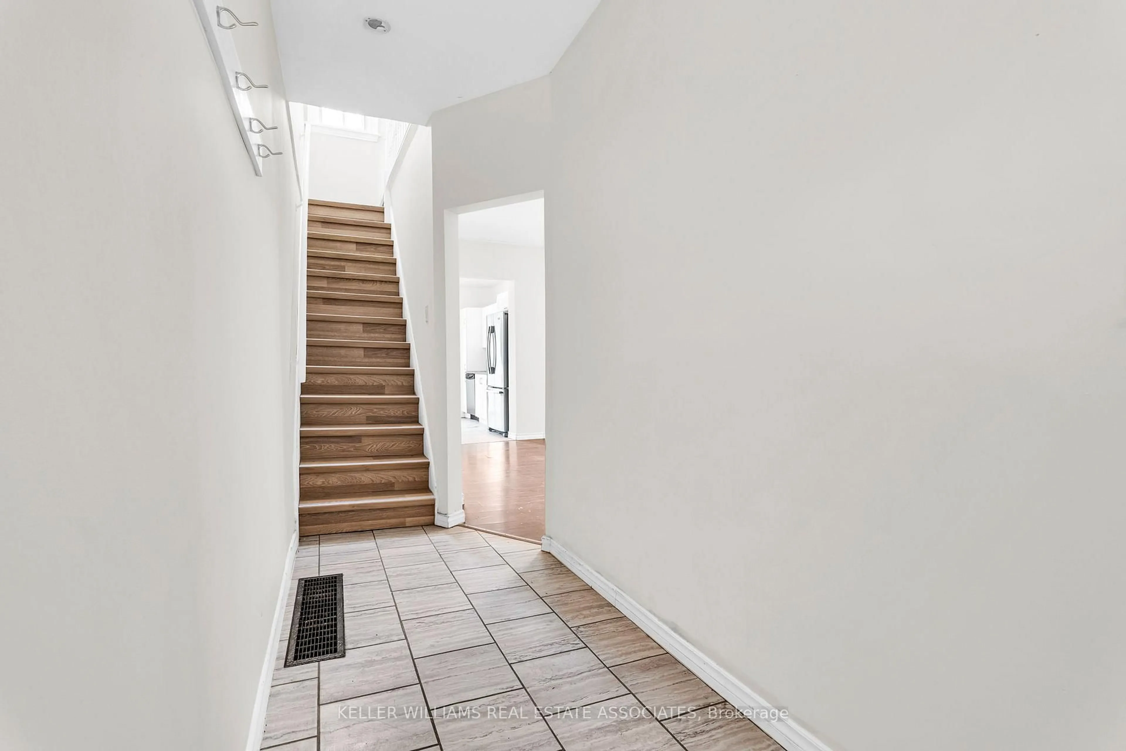 Unknown for 21 Mayflower Ave, Hamilton Ontario L8L 2K5