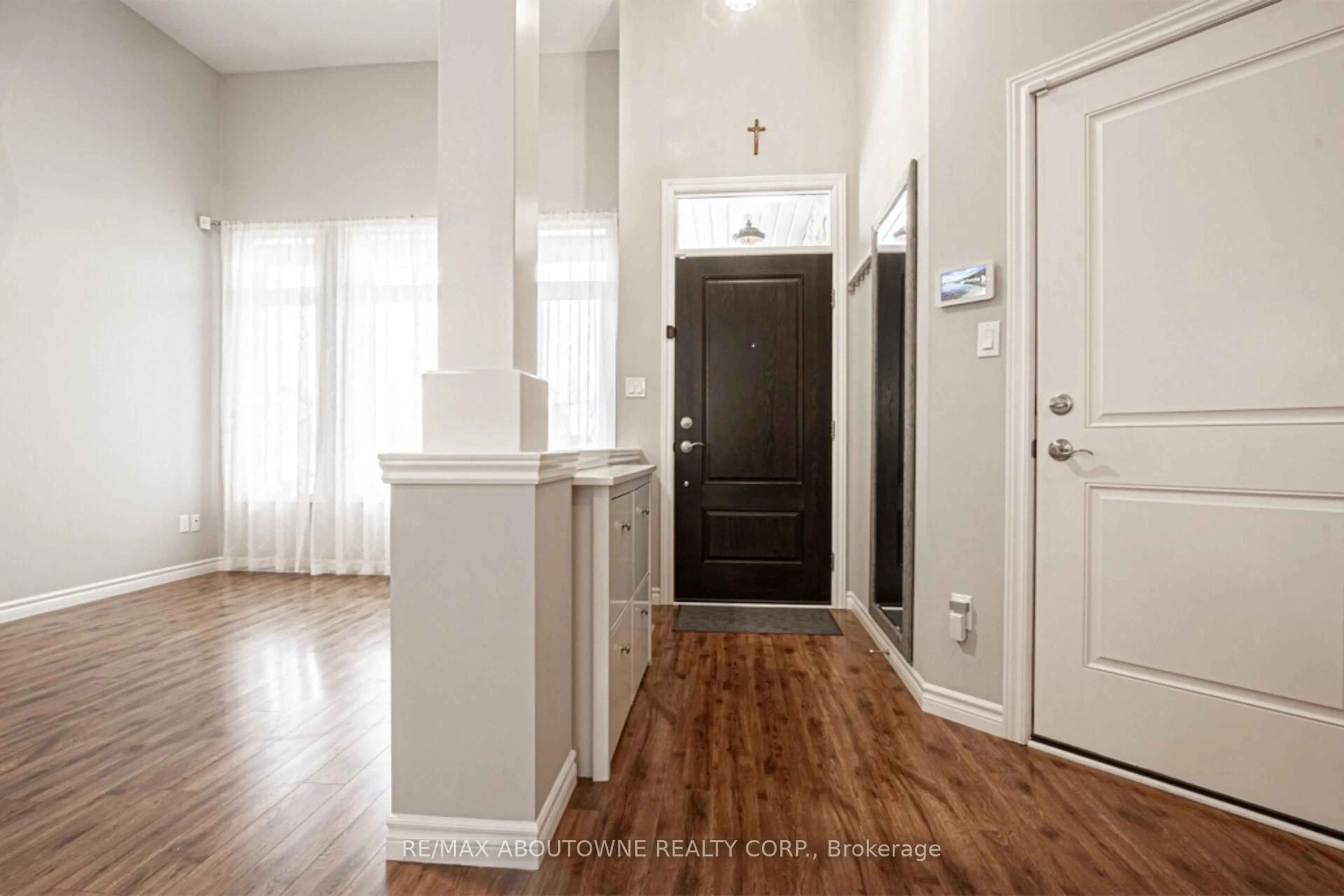 Indoor entryway for 142 Old Field Lane, Central Elgin Ontario N5L 0A9
