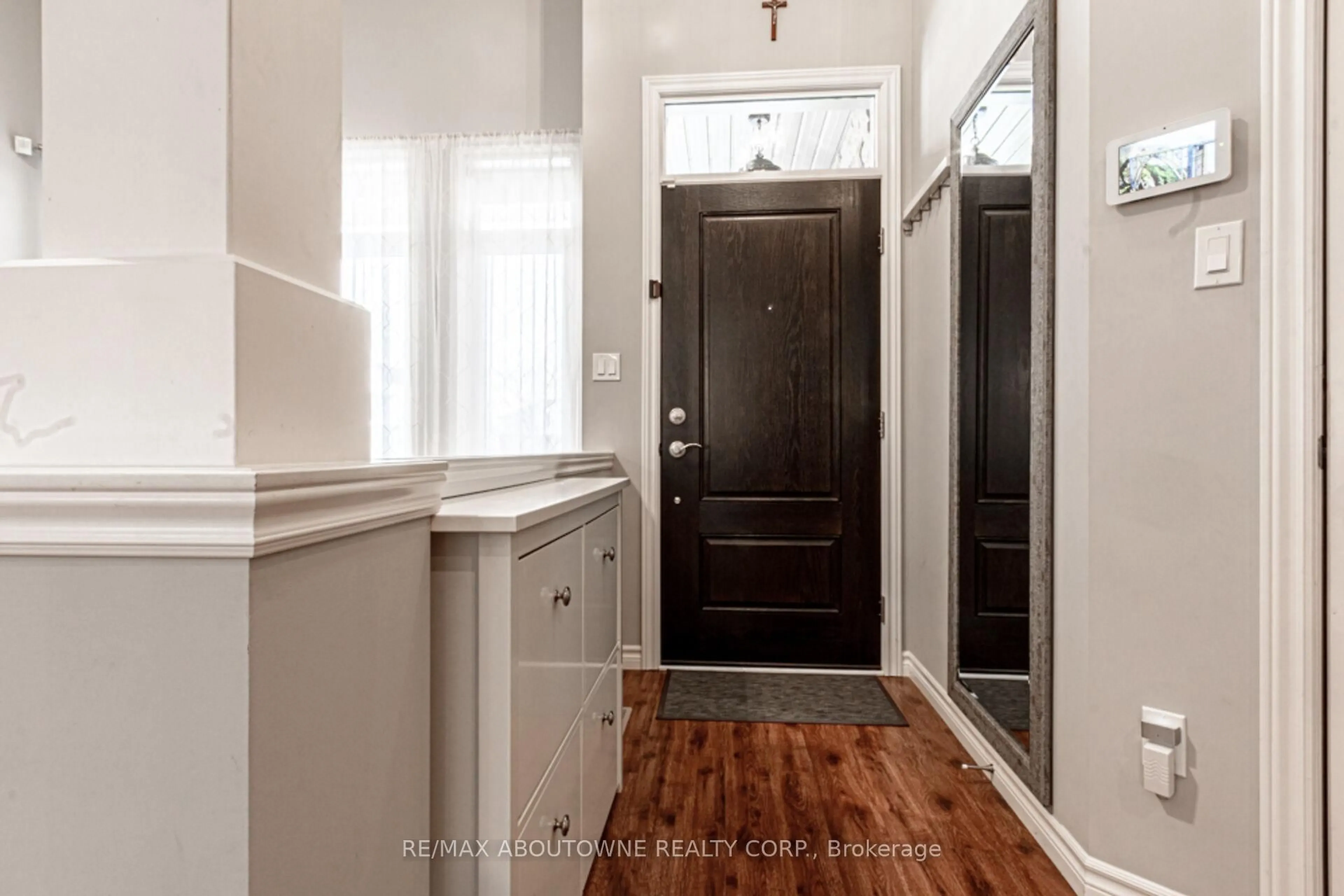Indoor entryway for 142 Old Field Lane, Central Elgin Ontario N5L 0A9