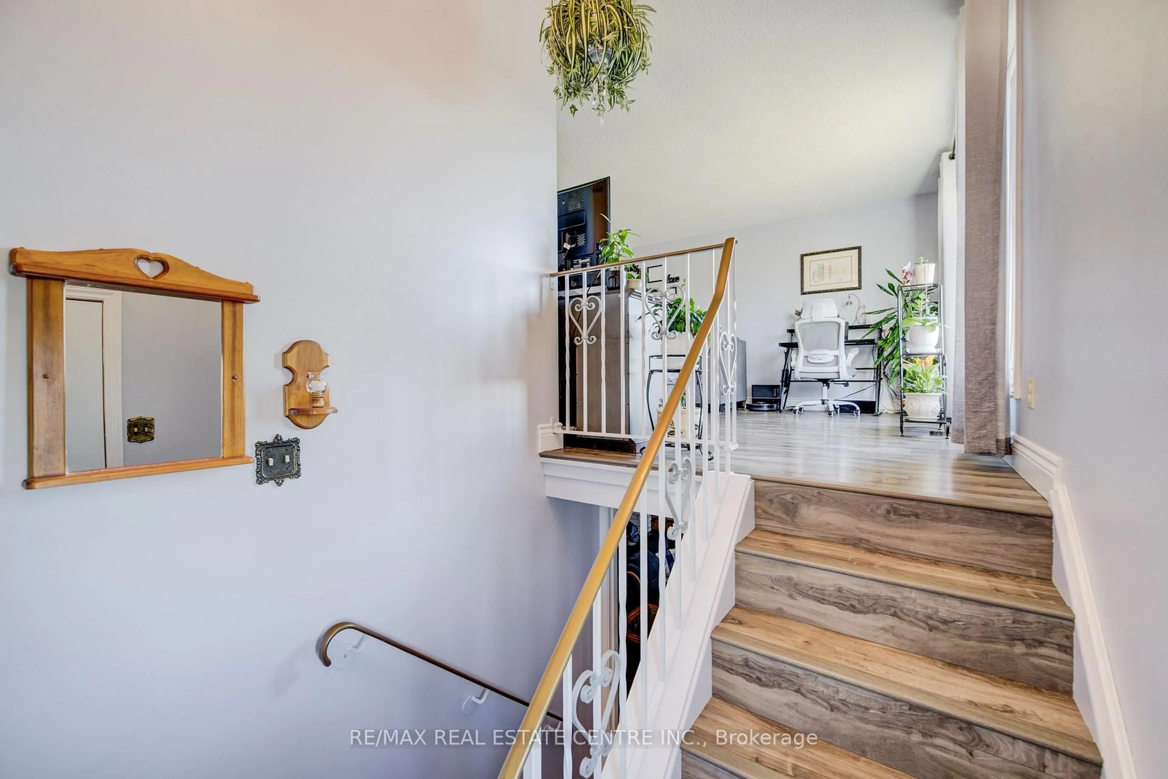Indoor foyer for 26 Cluthe Cres, Kitchener Ontario N2P 1M8