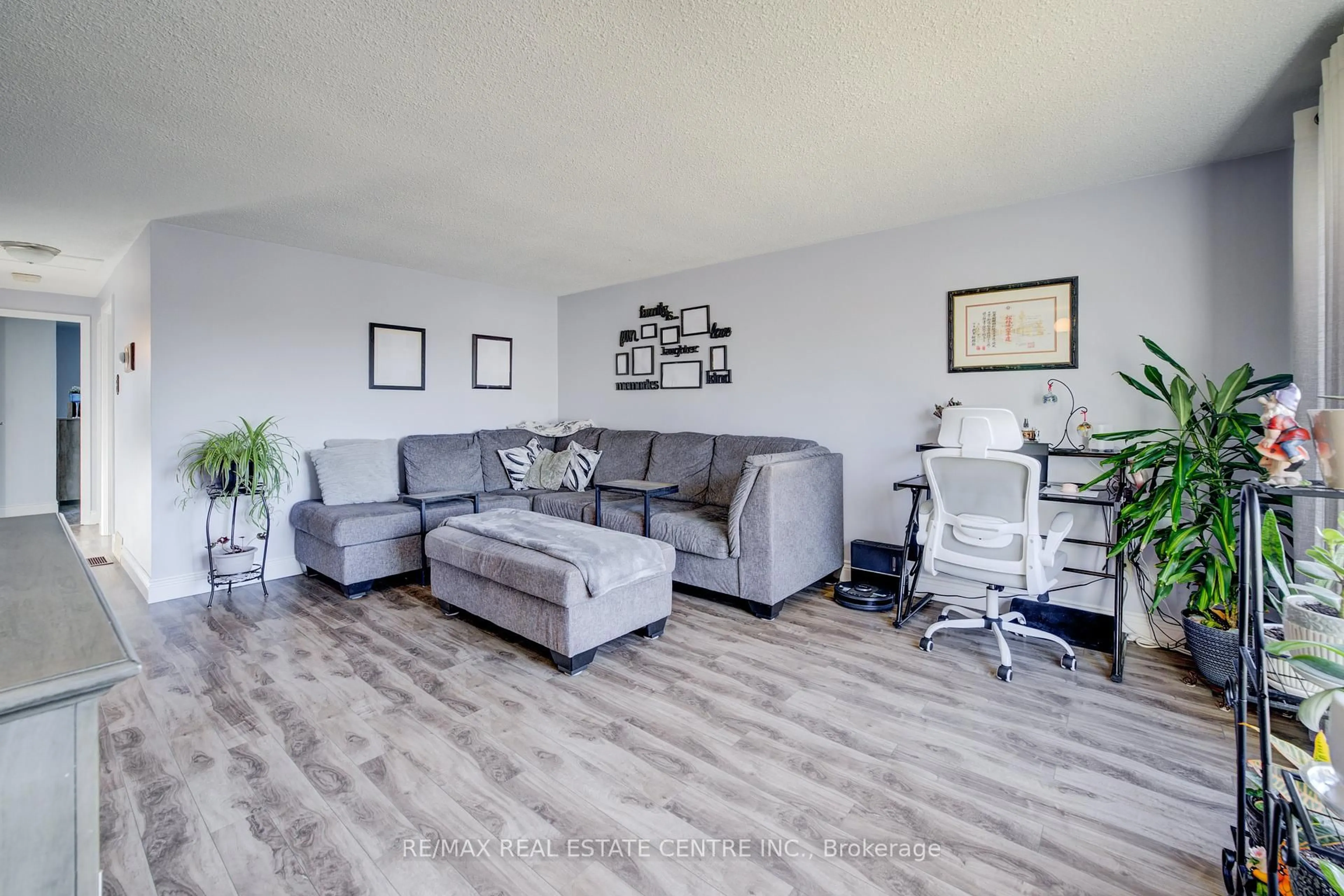 Living room with furniture, wood/laminate floor for 26 Cluthe Cres, Kitchener Ontario N2P 1M8