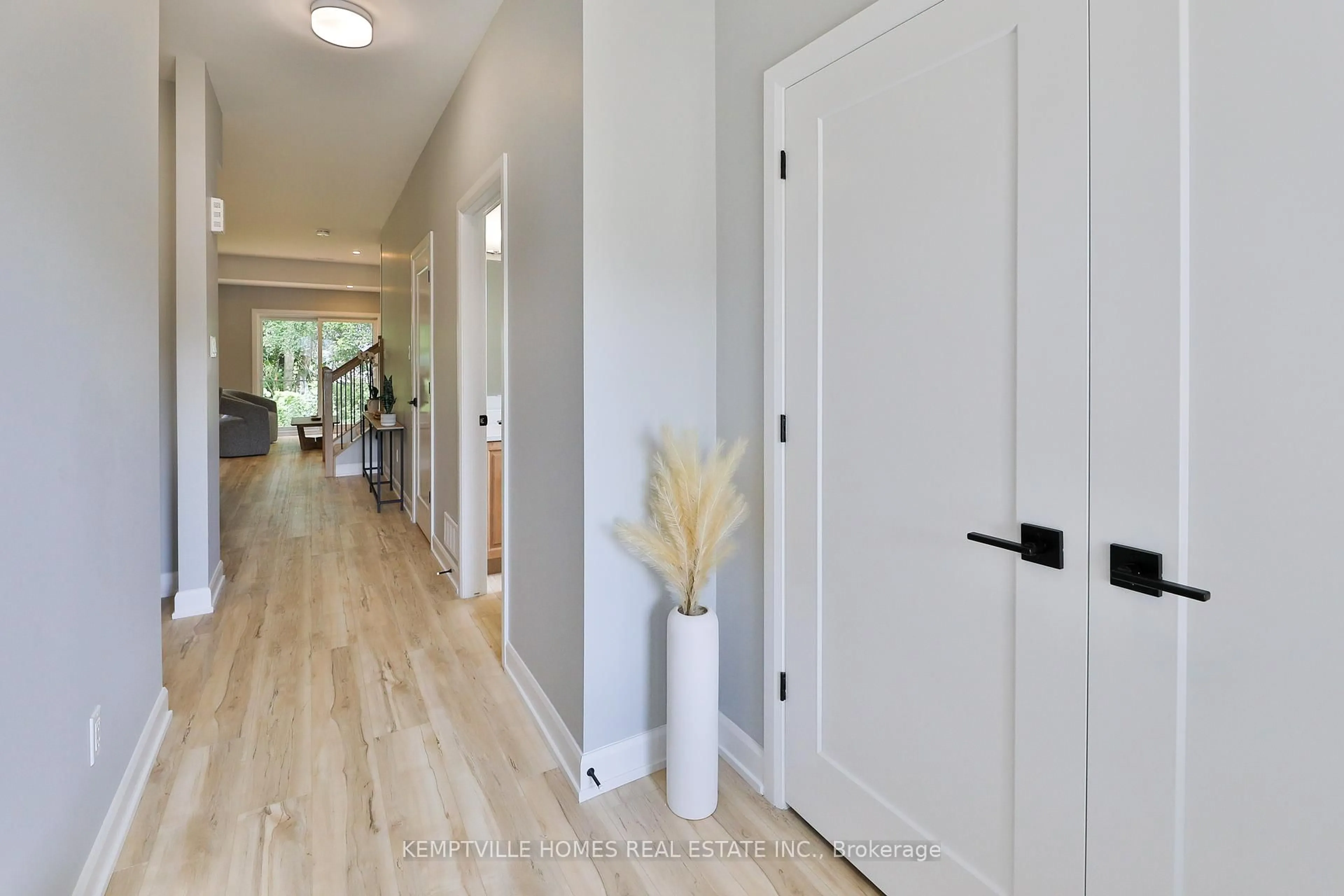 Indoor entryway for 328 LEWIS W St, Merrickville-Wolford Ontario K0G 1N0