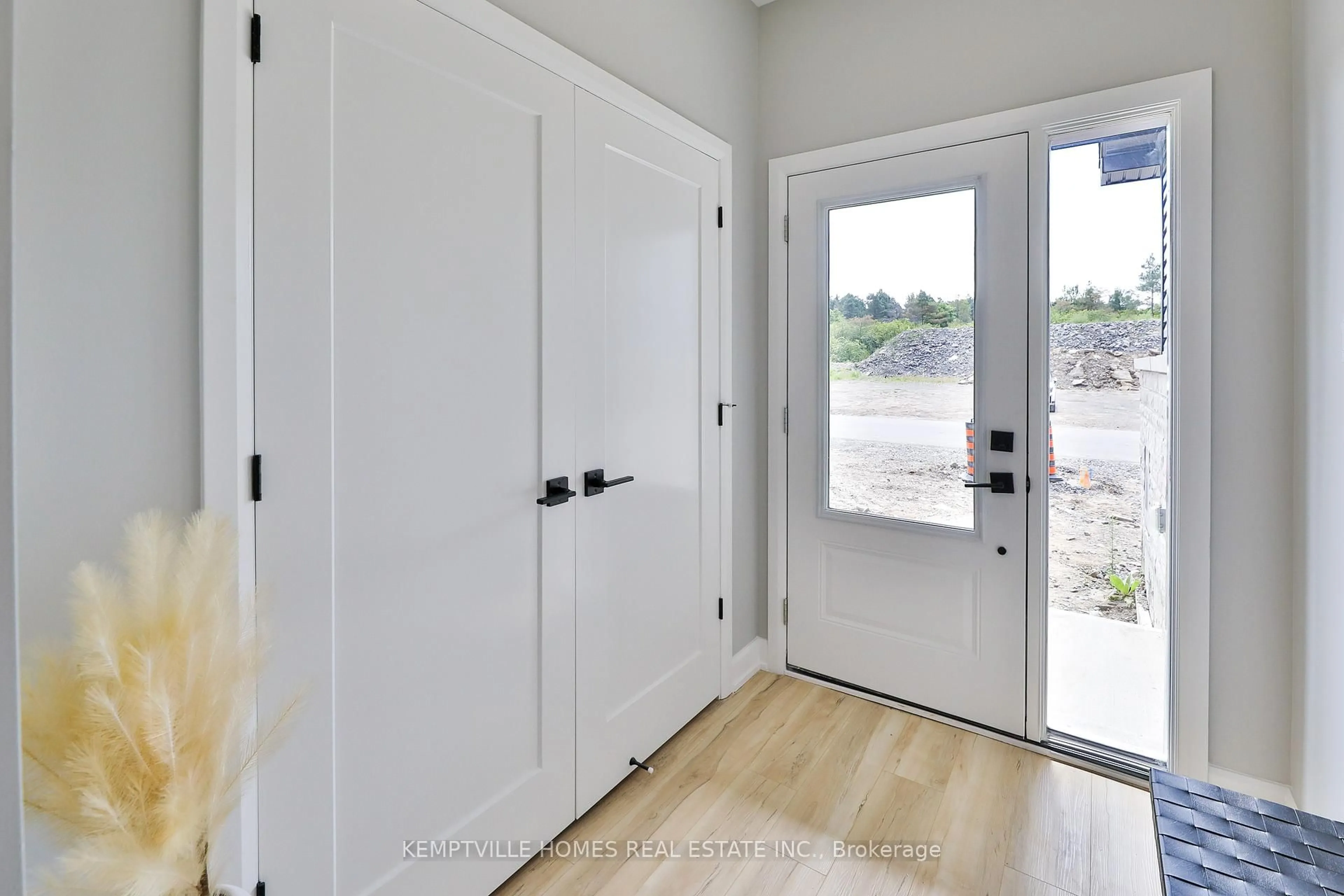 Indoor entryway for 328 LEWIS W St, Merrickville-Wolford Ontario K0G 1N0