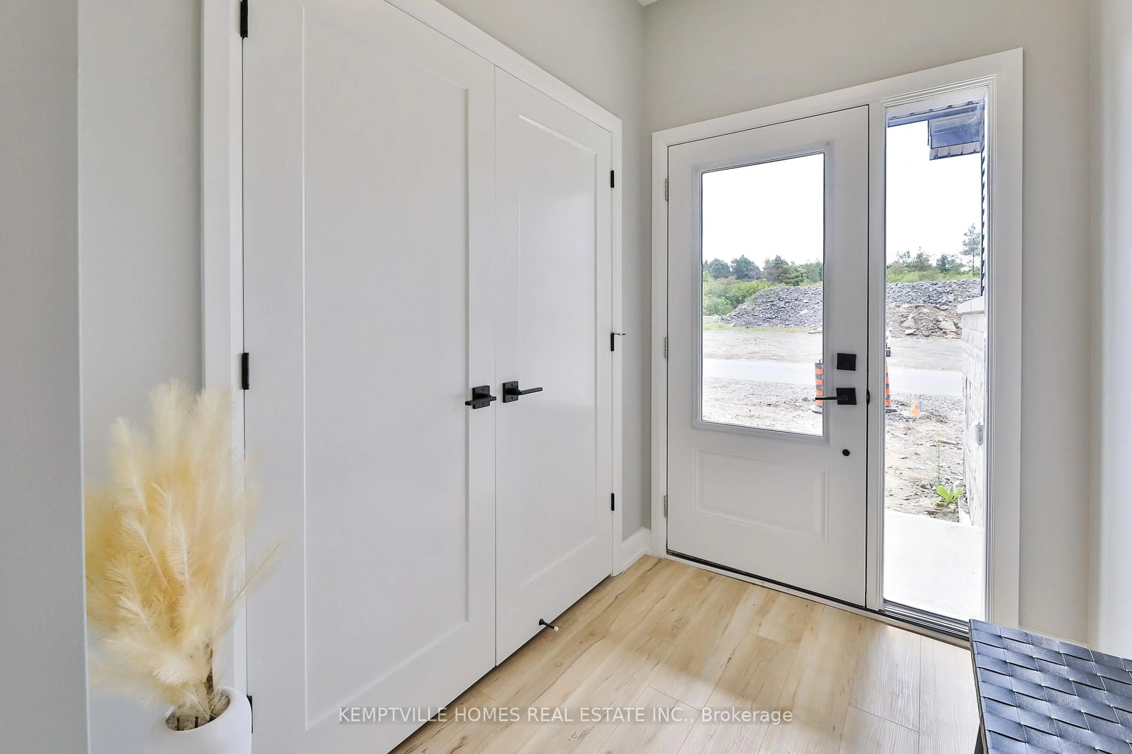 Indoor entryway for 328 LEWIS W St, Merrickville-Wolford Ontario K0G 1N0