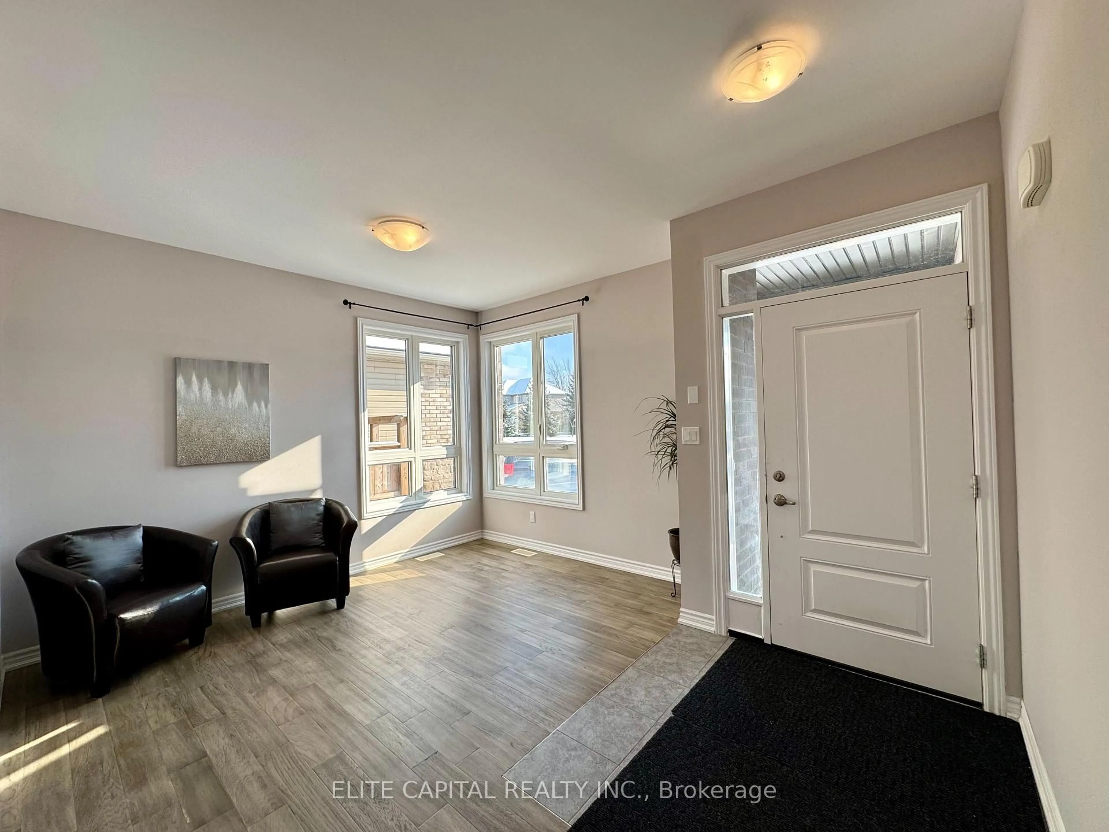 Indoor entryway for 8125 Brookside Dr, Niagara Falls Ontario L2H 3T9