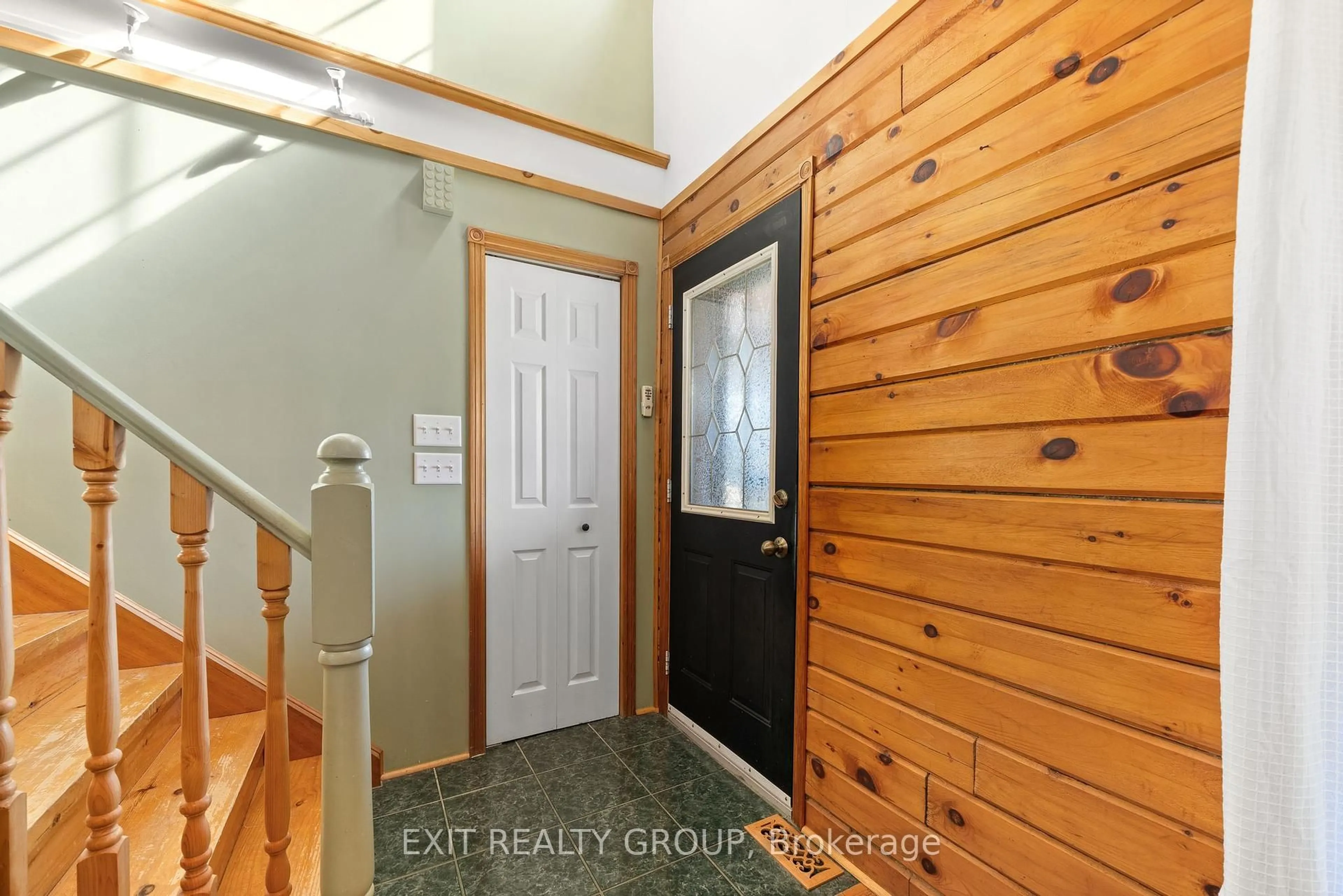 Indoor entryway for 927 Scuttlehole Rd, Belleville Ontario K0K 2Y0