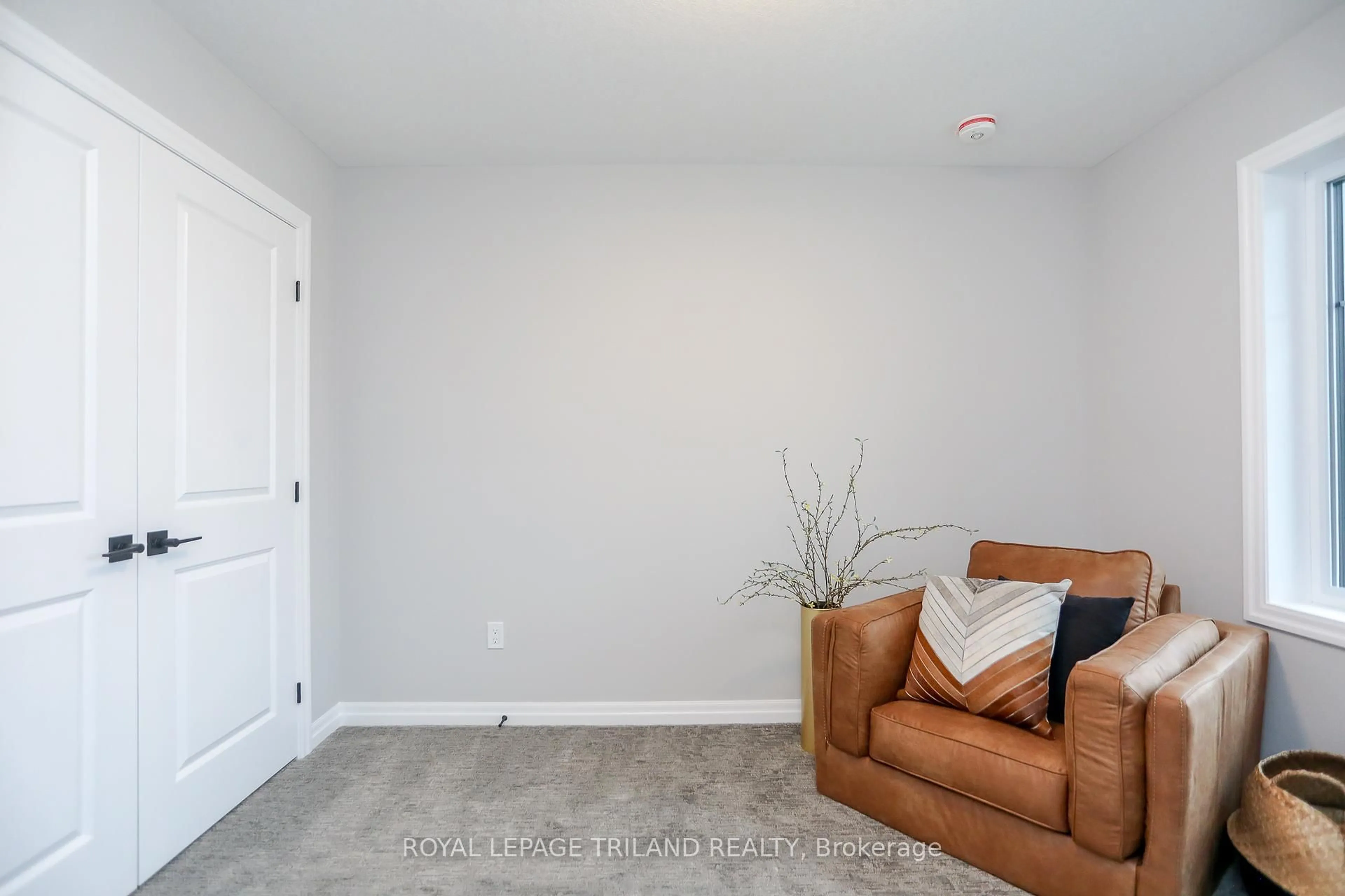 Living room with furniture, carpet floor for 10 SILVERLEAF Path, St. Thomas Ontario N5R 0N6