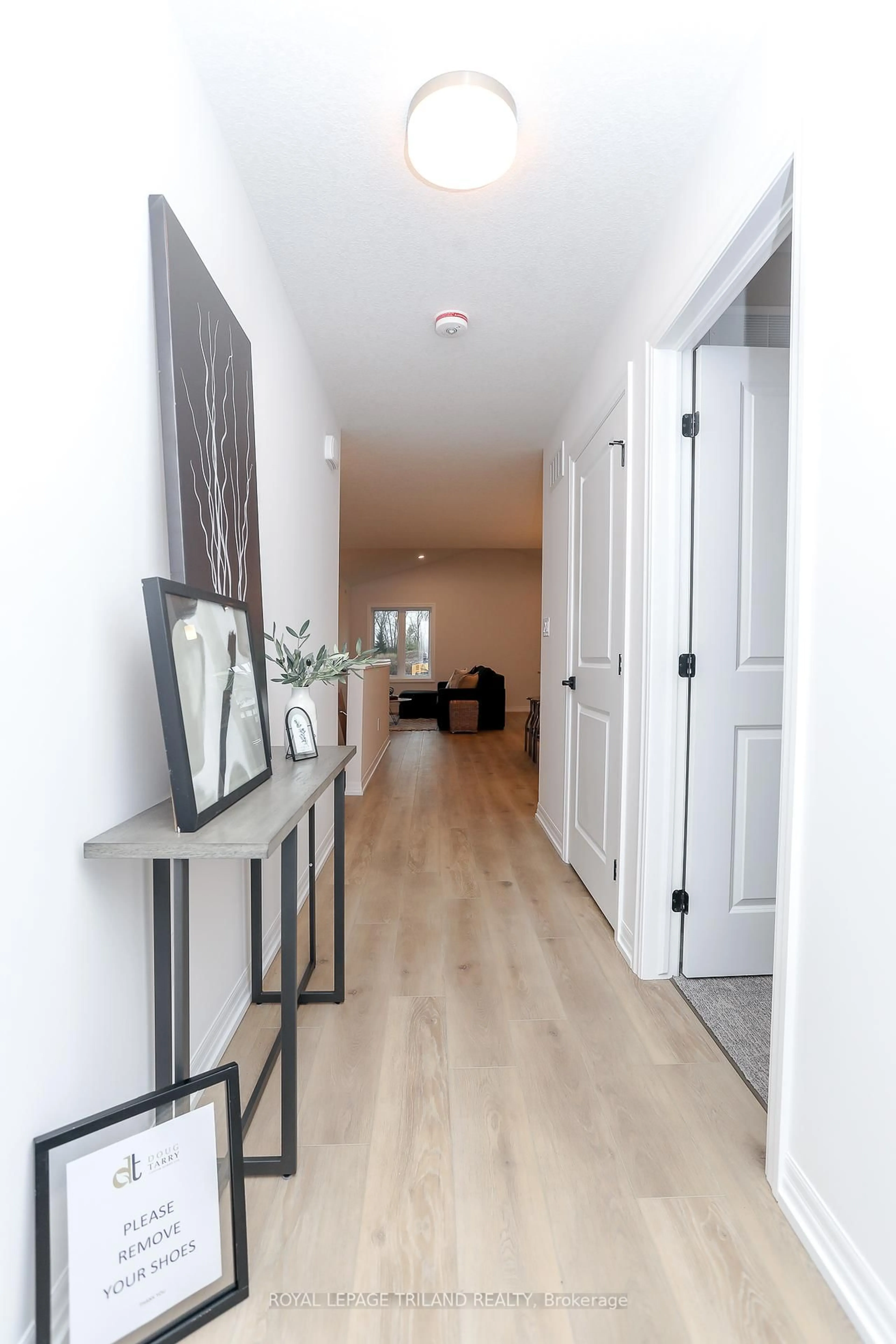 Indoor entryway for 10 SILVERLEAF Path, St. Thomas Ontario N5R 0N6