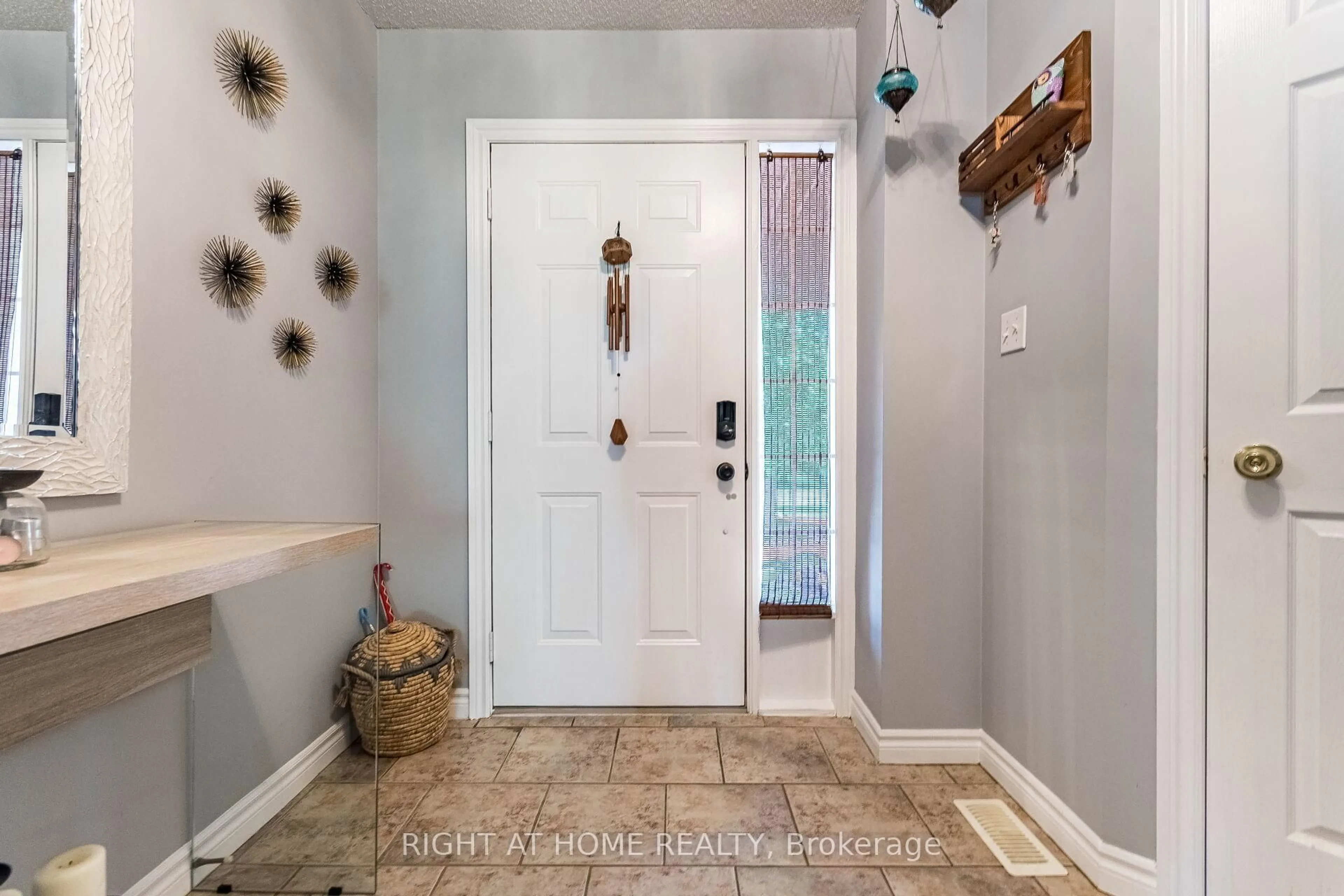 Indoor entryway for 64 Solsbury Cres, Hamilton Ontario L0R 1W0