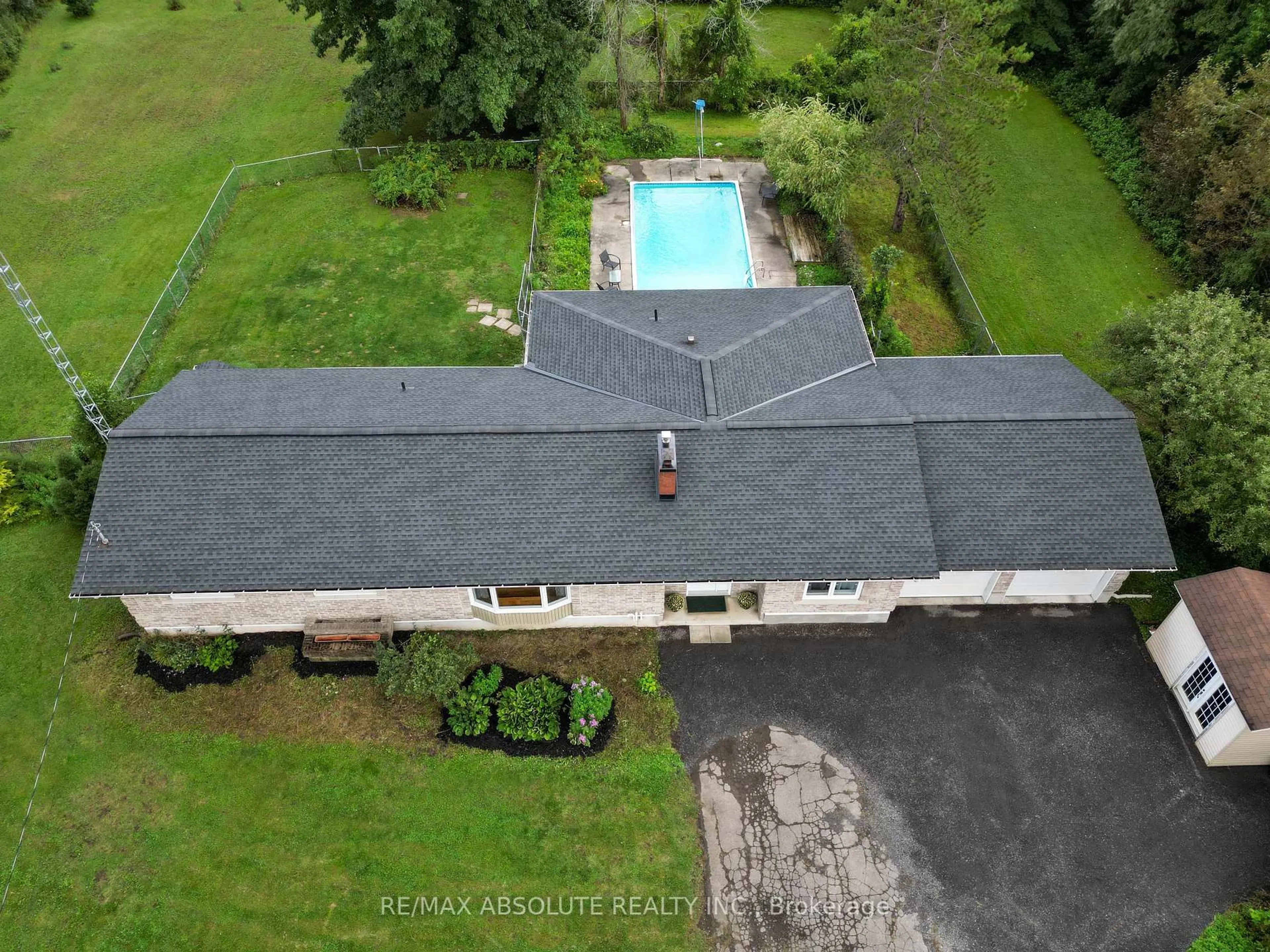 A pic from outside/outdoor area/front of a property/back of a property/a pic from drone, unknown for 139 FELTON Cres, Russell Ontario K4R 1E5