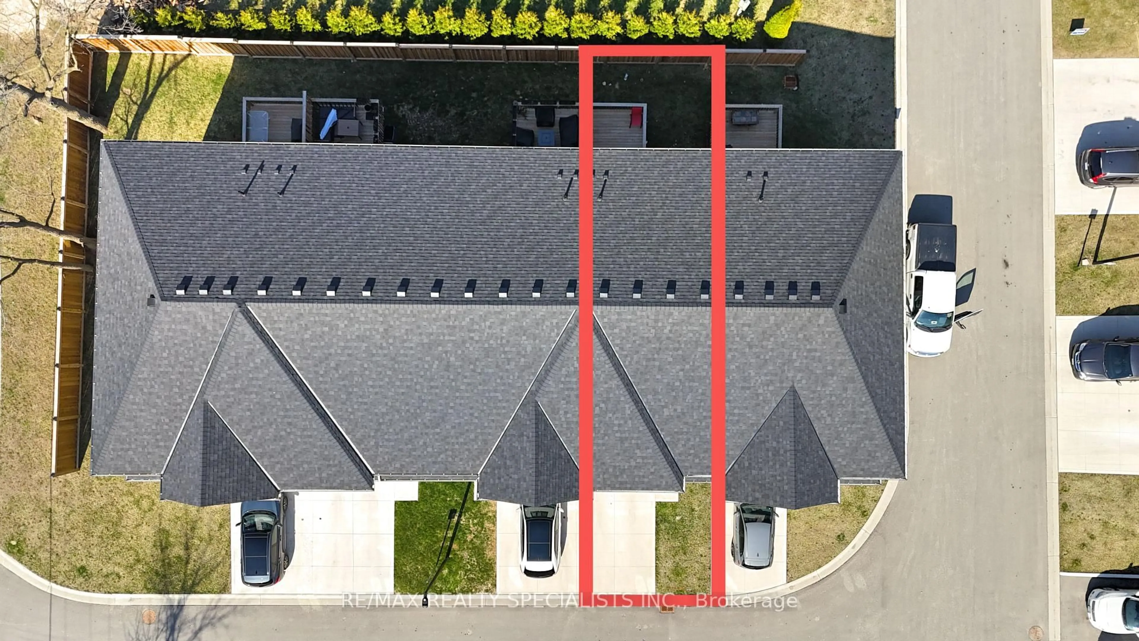 A pic from outside/outdoor area/front of a property/back of a property/a pic from drone, unknown for 601 LIONS Dr #84, Strathroy-Caradoc Ontario N0L 1W0