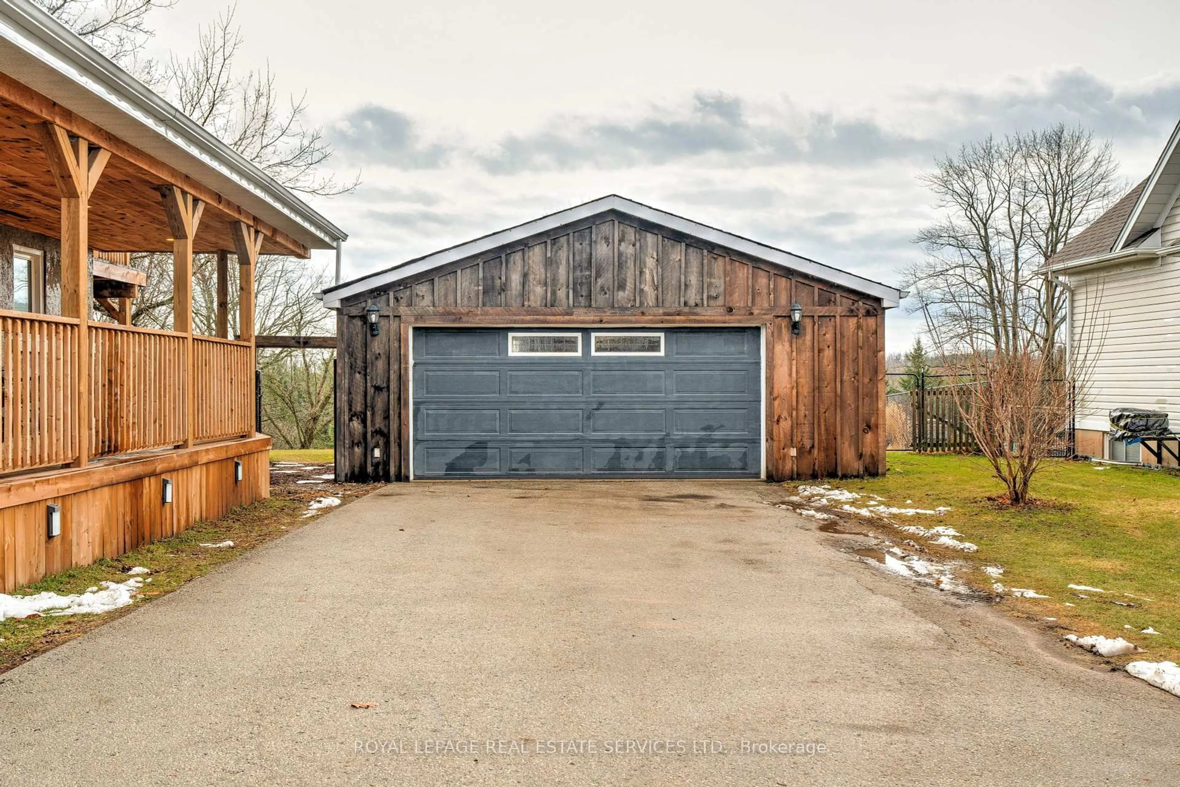 Indoor garage for 312 Carlisle Rd, Hamilton Ontario L0R 1H2