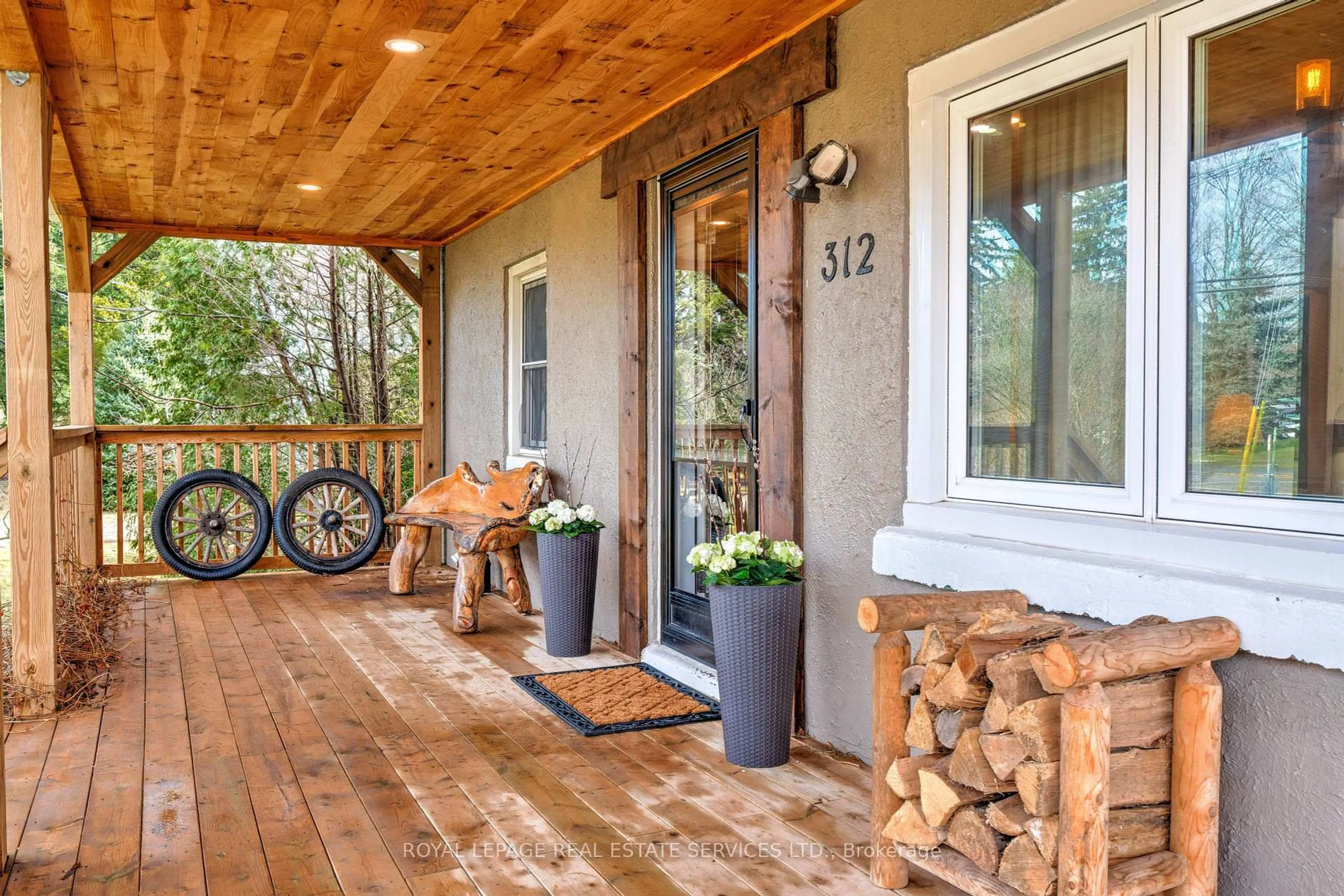 Indoor entryway for 312 Carlisle Rd, Hamilton Ontario L0R 1H2