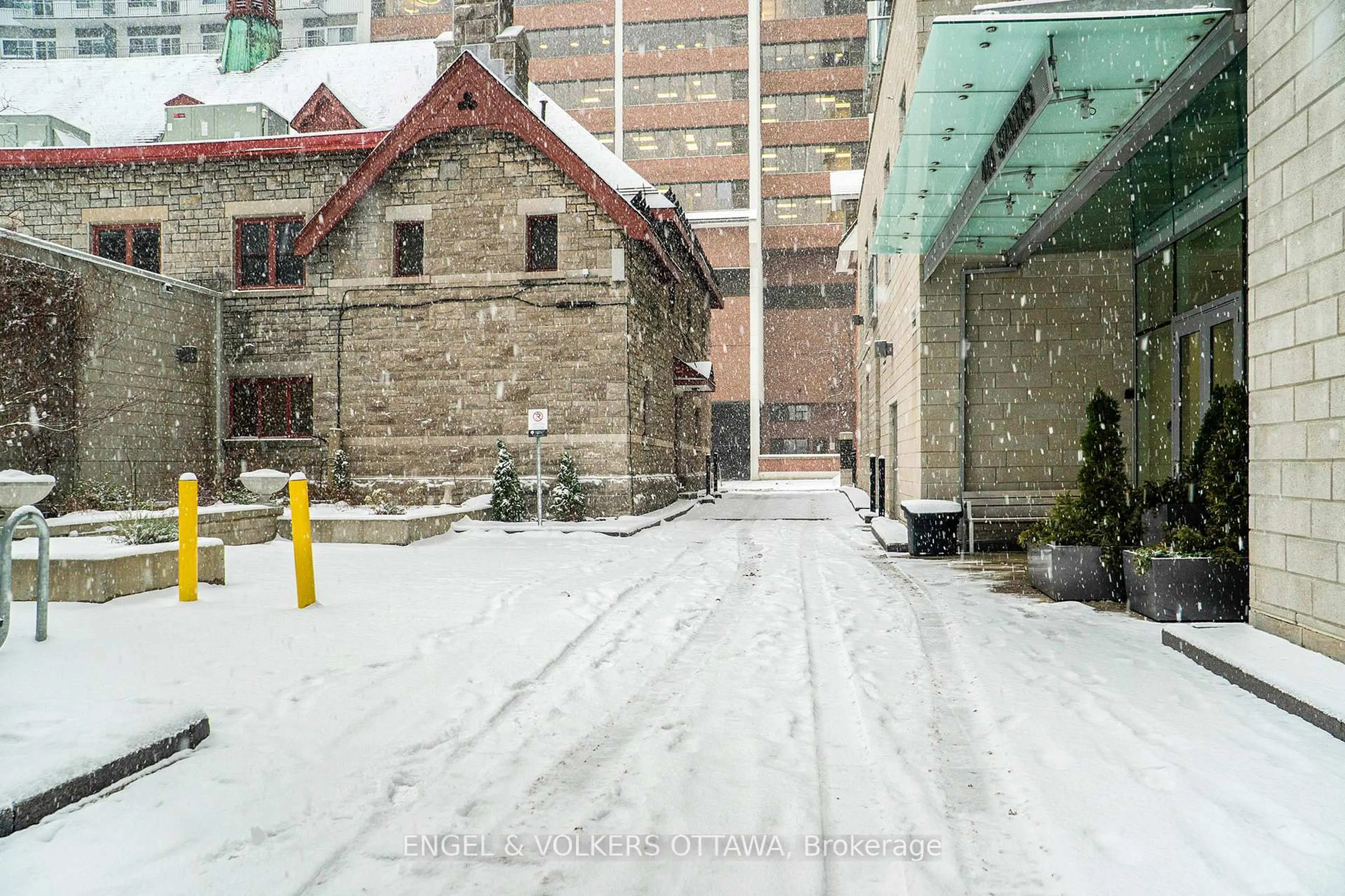 Patio, street for 428 Sparks St #406, Ottawa Ontario K1R 0B3