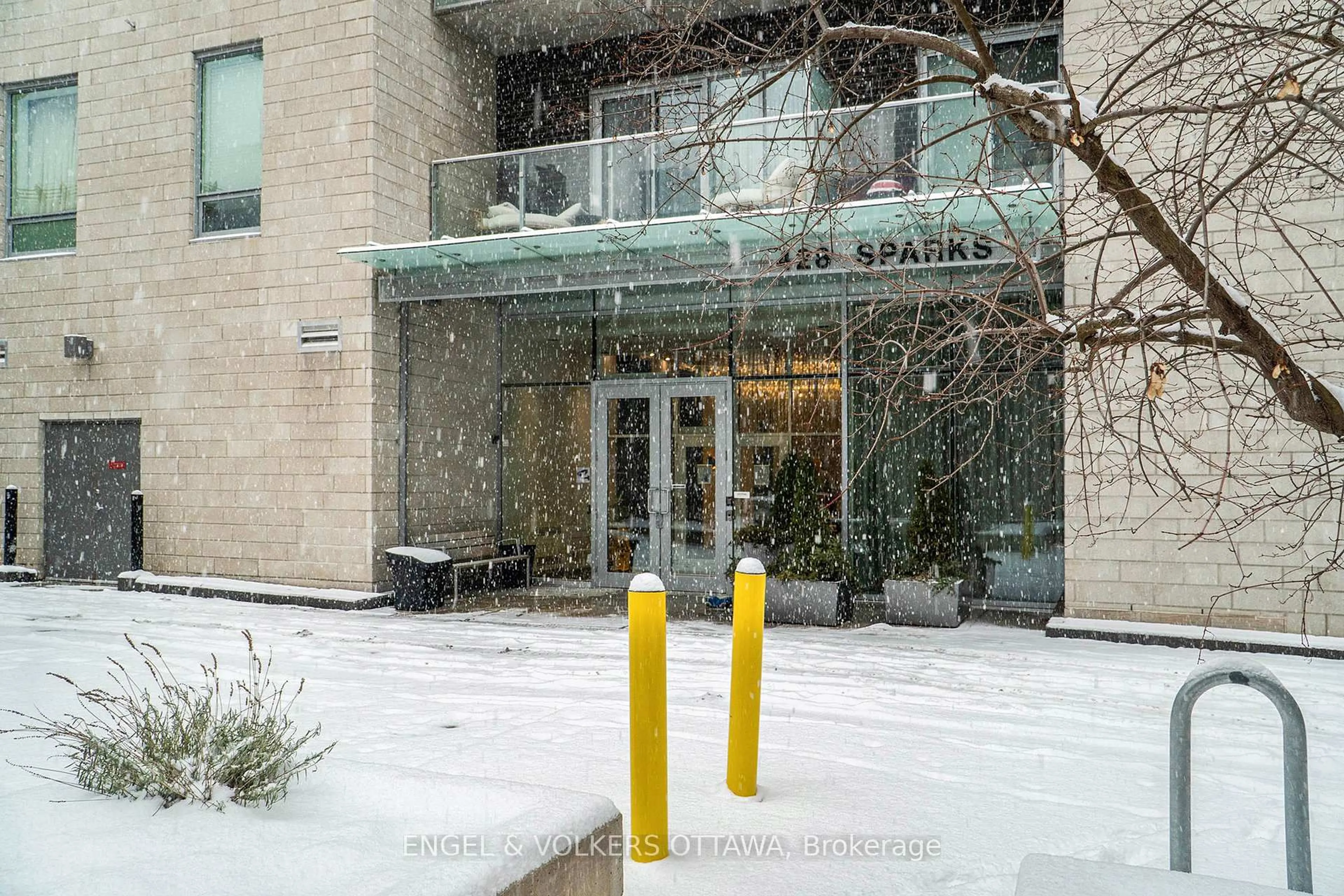 Indoor foyer for 428 Sparks St #406, Ottawa Ontario K1R 0B3