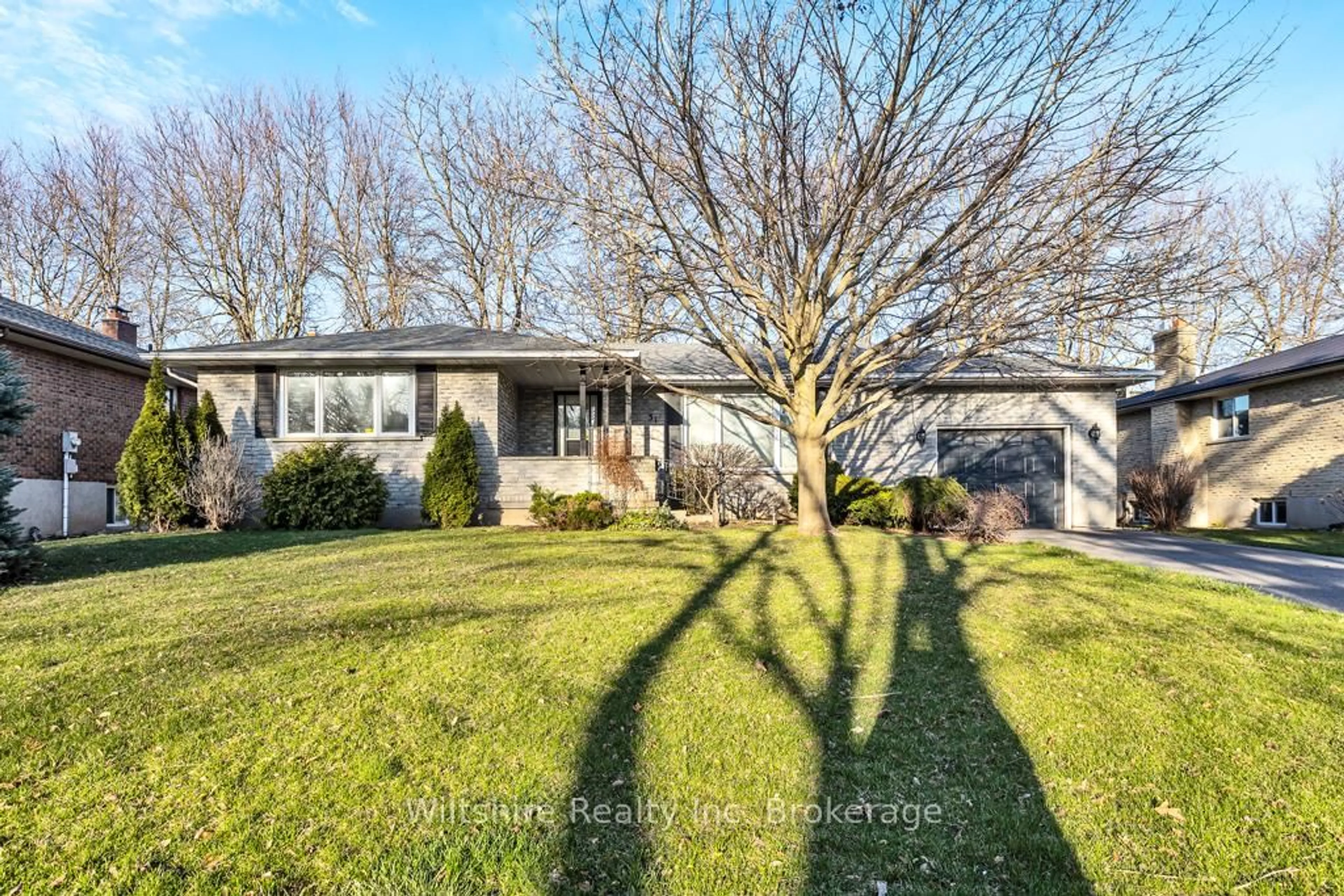 A pic from outside/outdoor area/front of a property/back of a property/a pic from drone, street for 31 Sheridan Blvd, Norfolk Ontario N3Y 4W5