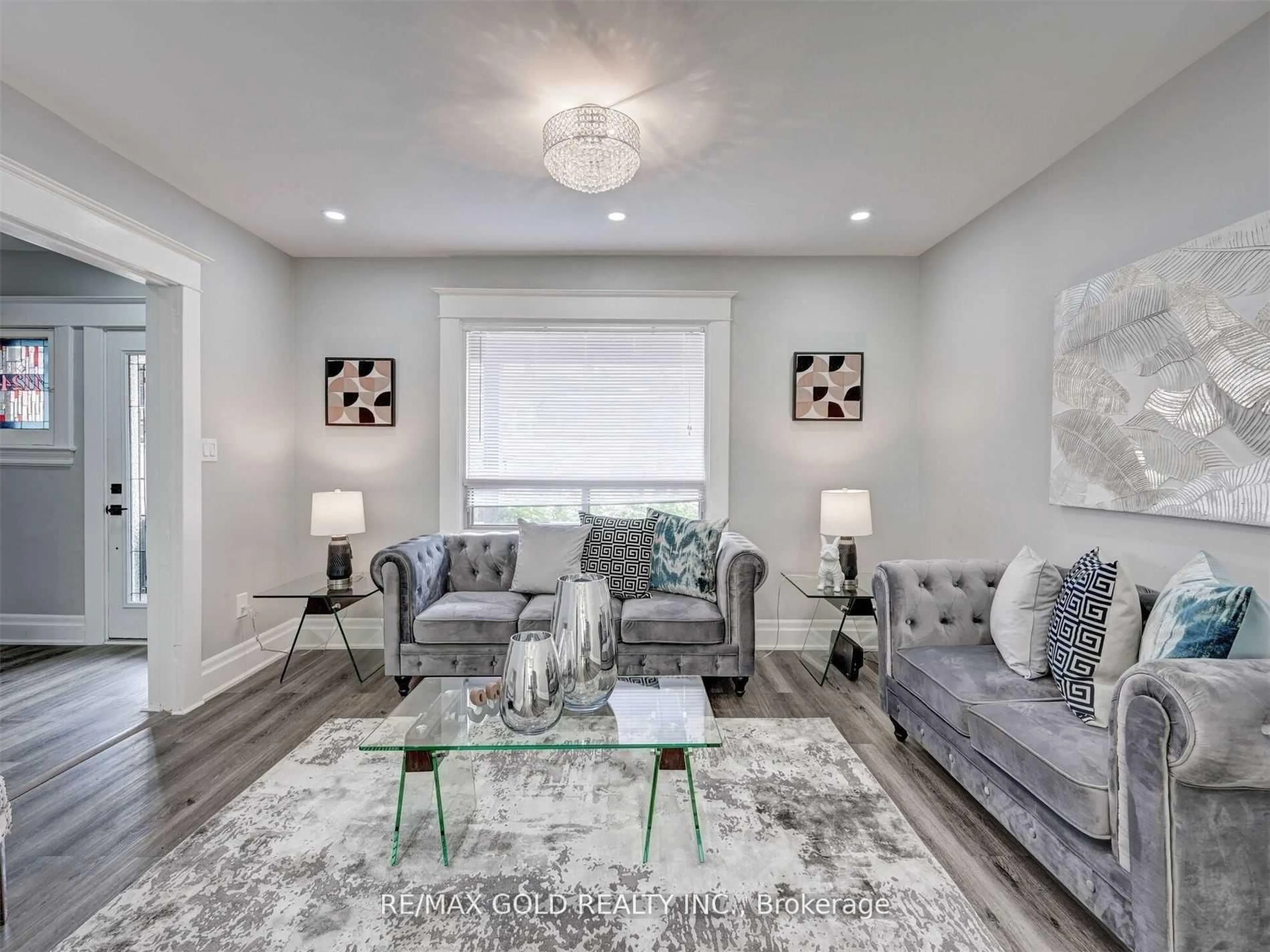 Living room with furniture, unknown for 1124 Cannon St, Hamilton Ontario L8L 2J8