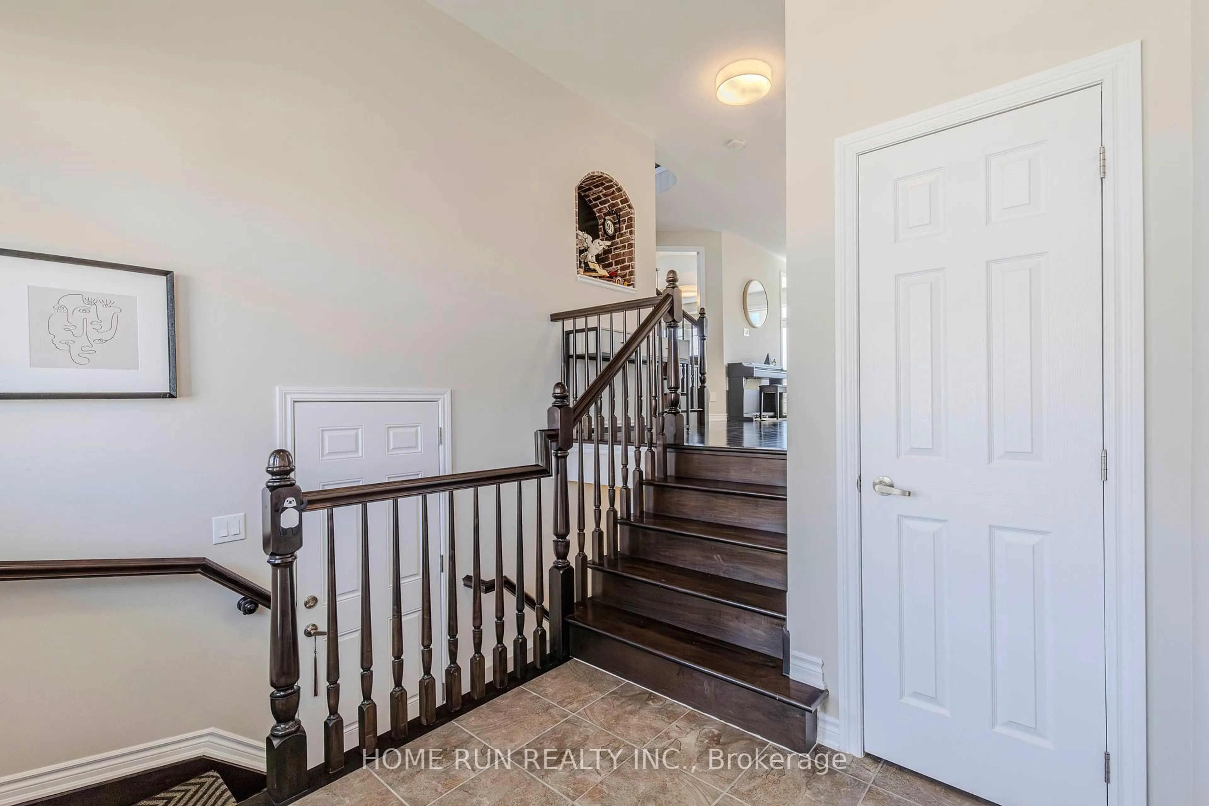 Indoor entryway for 213 Dutchmans Way, Ottawa Ontario K2J 5W5