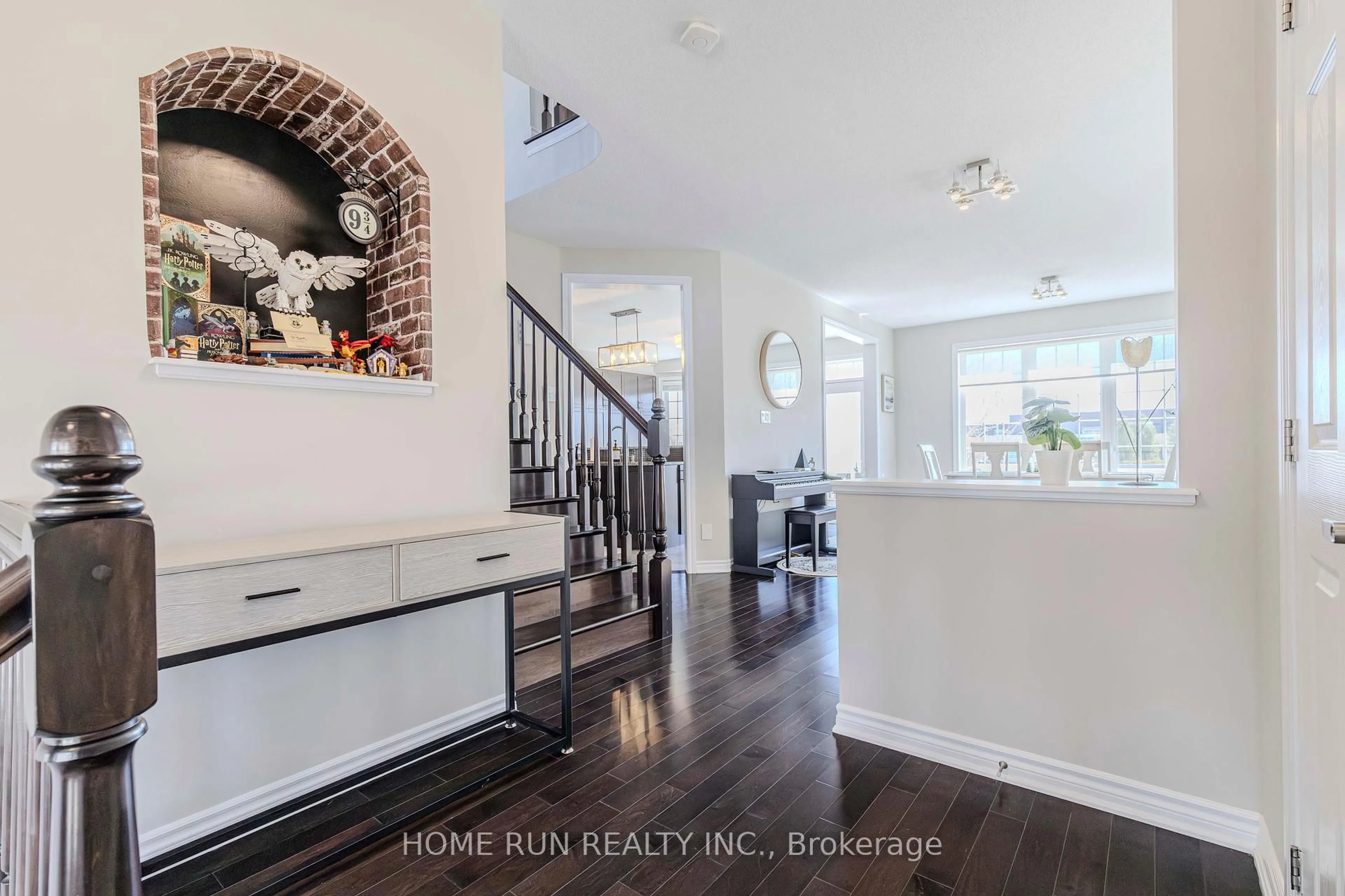 Indoor entryway for 213 Dutchmans Way, Ottawa Ontario K2J 5W5