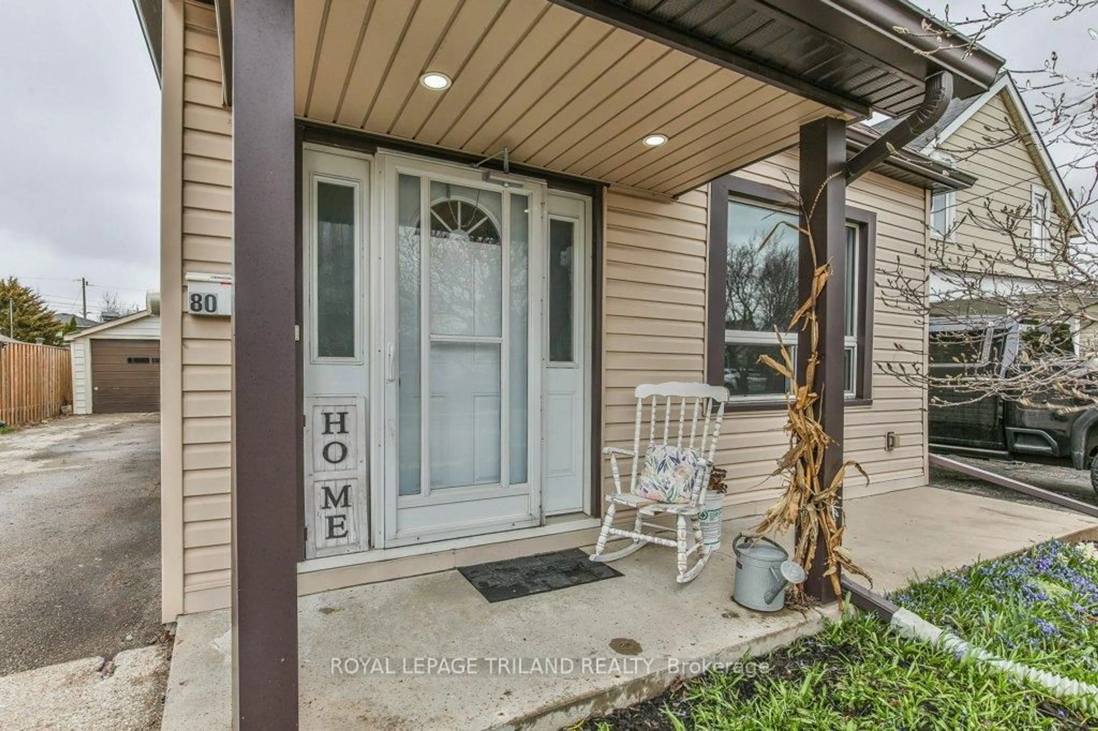 Indoor entryway for 80 ELGIN St, London East Ontario N5Z 2T5