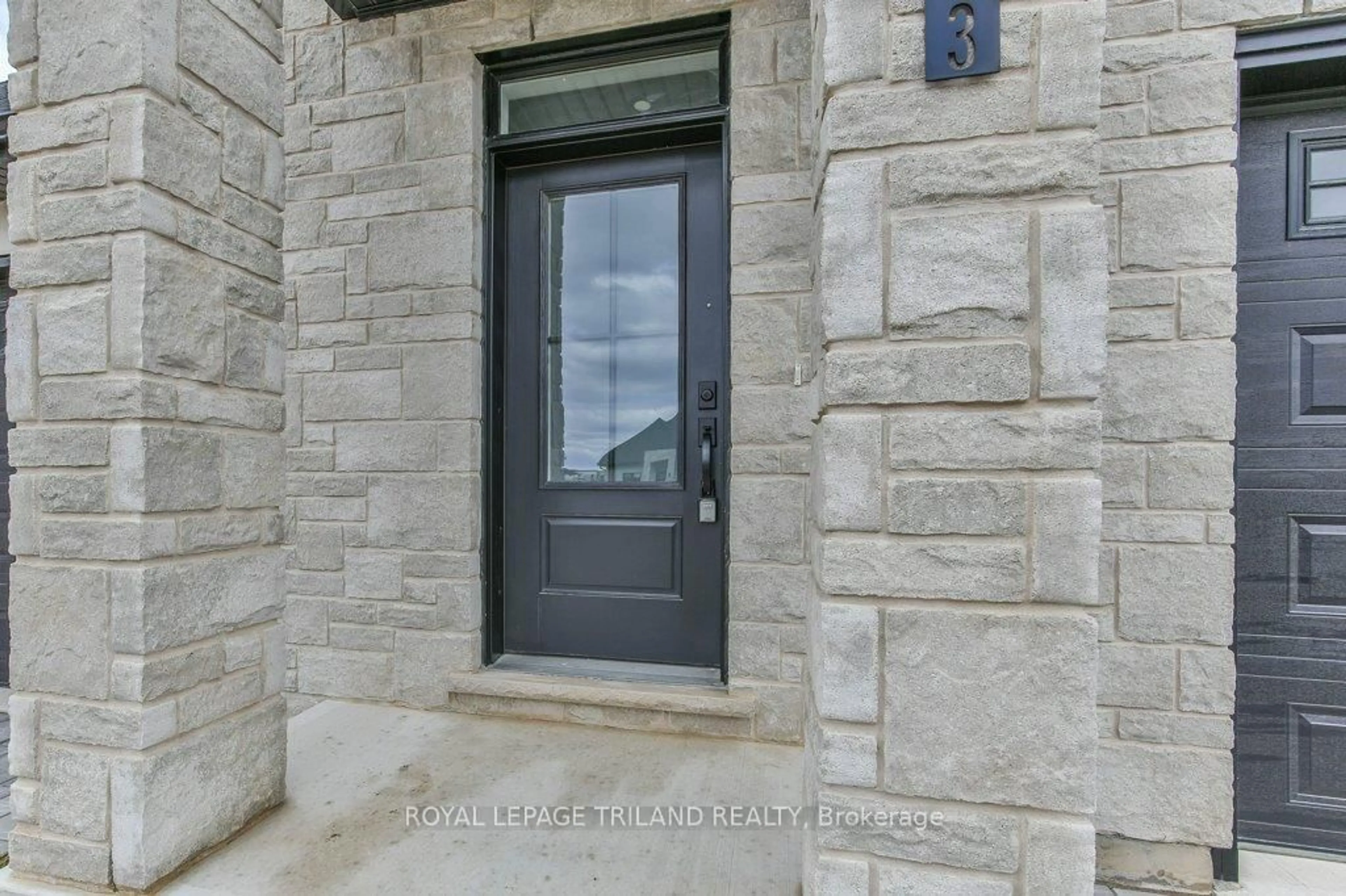 Indoor entryway for 6713 HAYWARD Dr, London South Ontario N6P 0H7