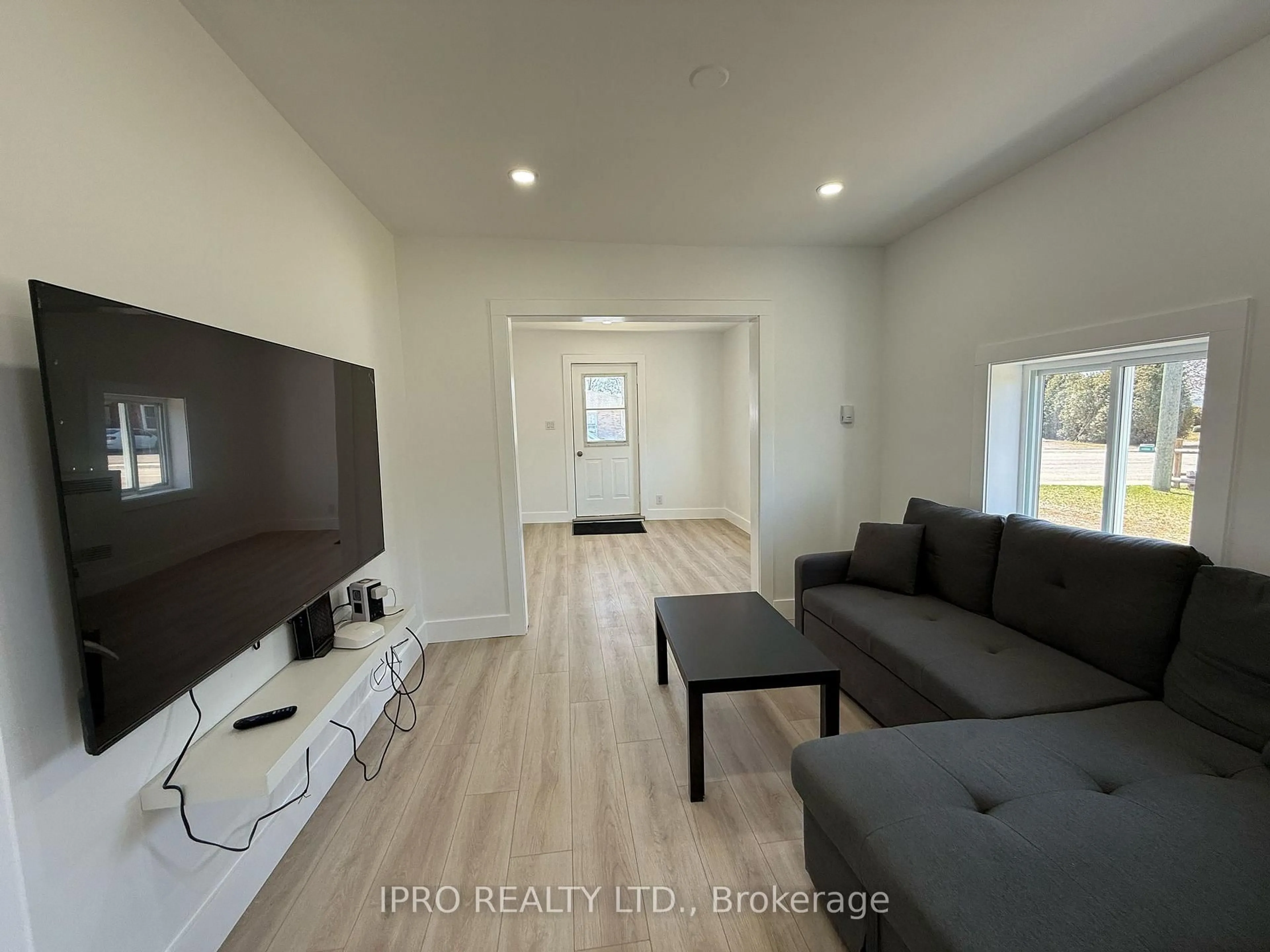 Unknown for 2042-44 Dundas St, Edwardsburgh/Cardinal Ontario K0E 1E0