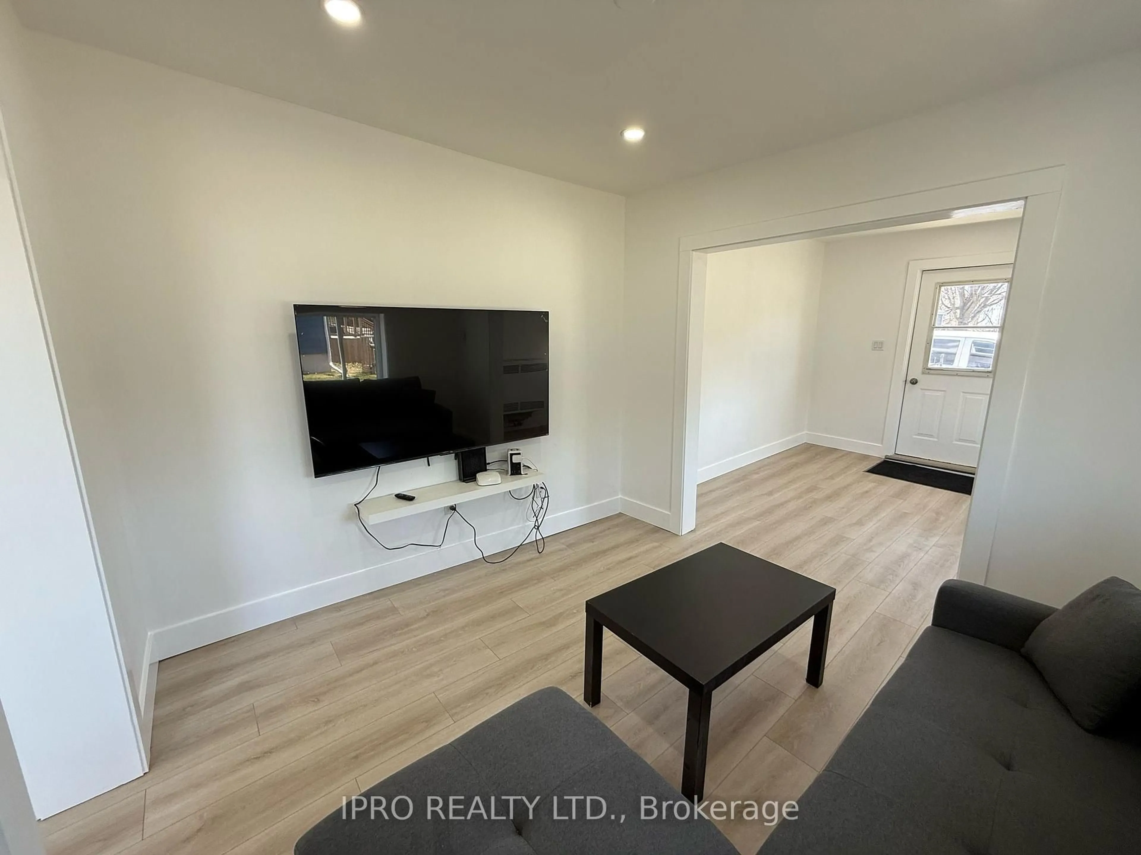 A pic of a room for 2042-44 Dundas St, Edwardsburgh/Cardinal Ontario K0E 1E0