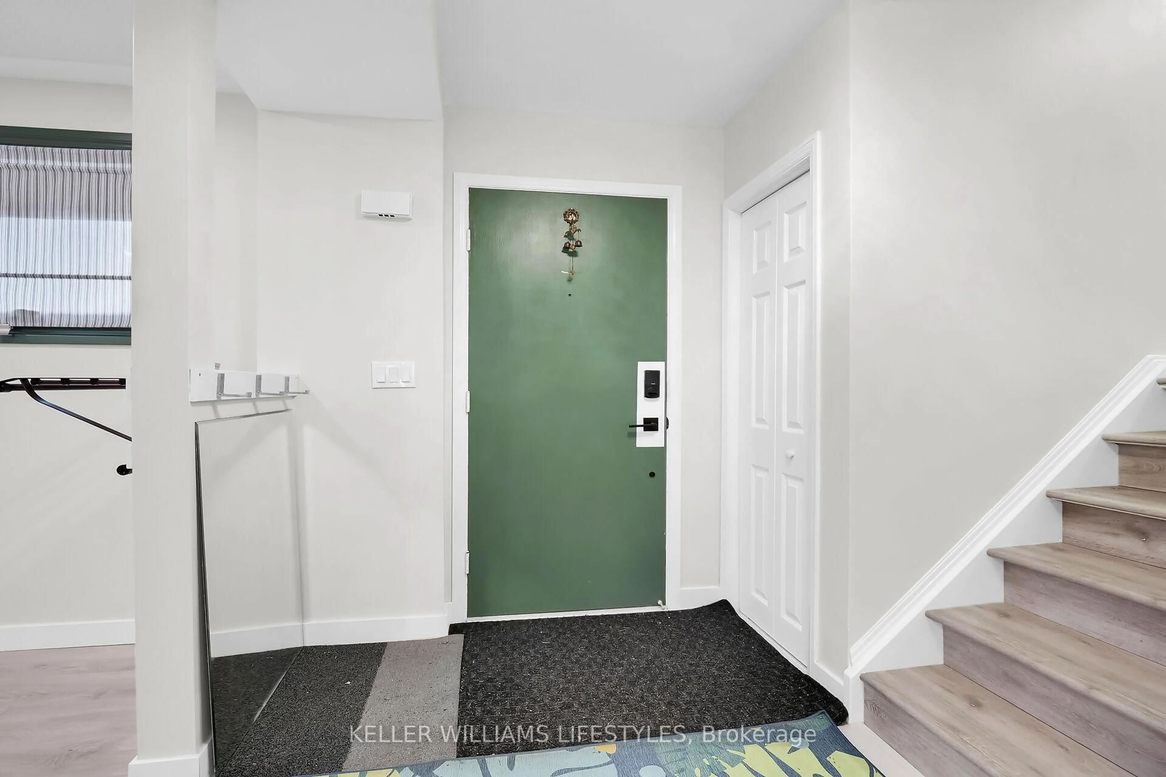 Indoor entryway for 43 FINSBURY Cres, London Ontario N6G 2B3