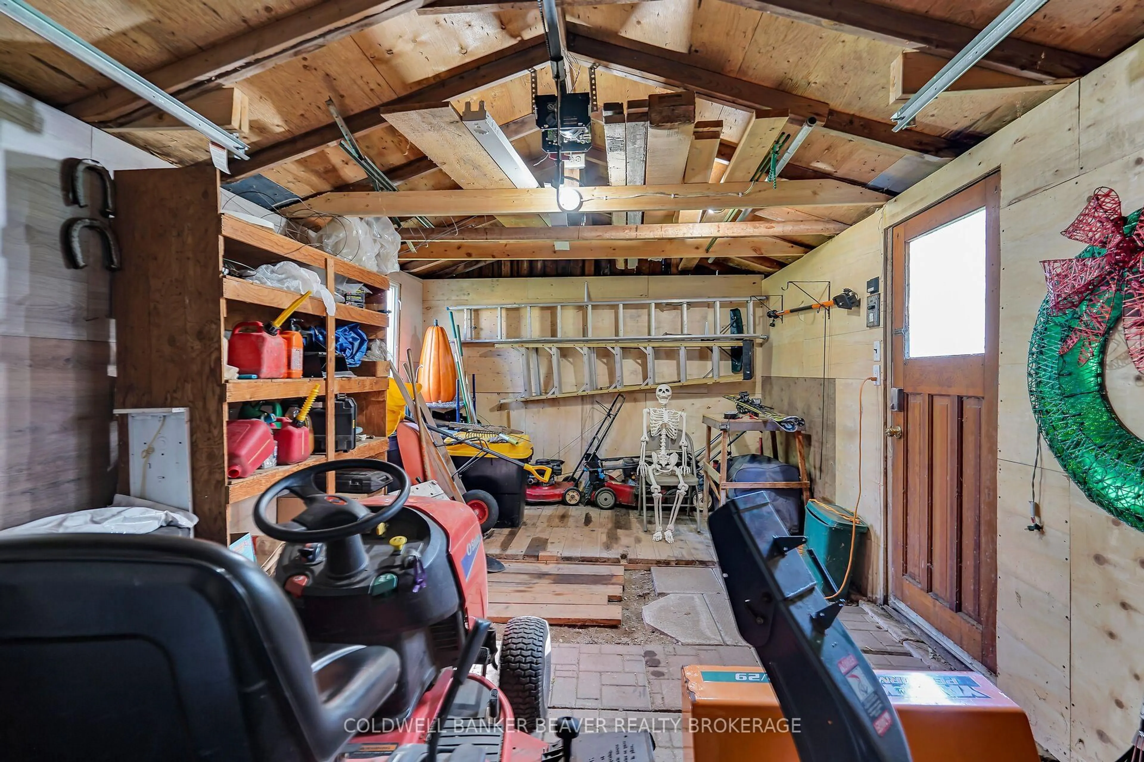 Indoor garage for 2155 Mockingbird St, Strathroy-Caradoc Ontario N0L 1W0