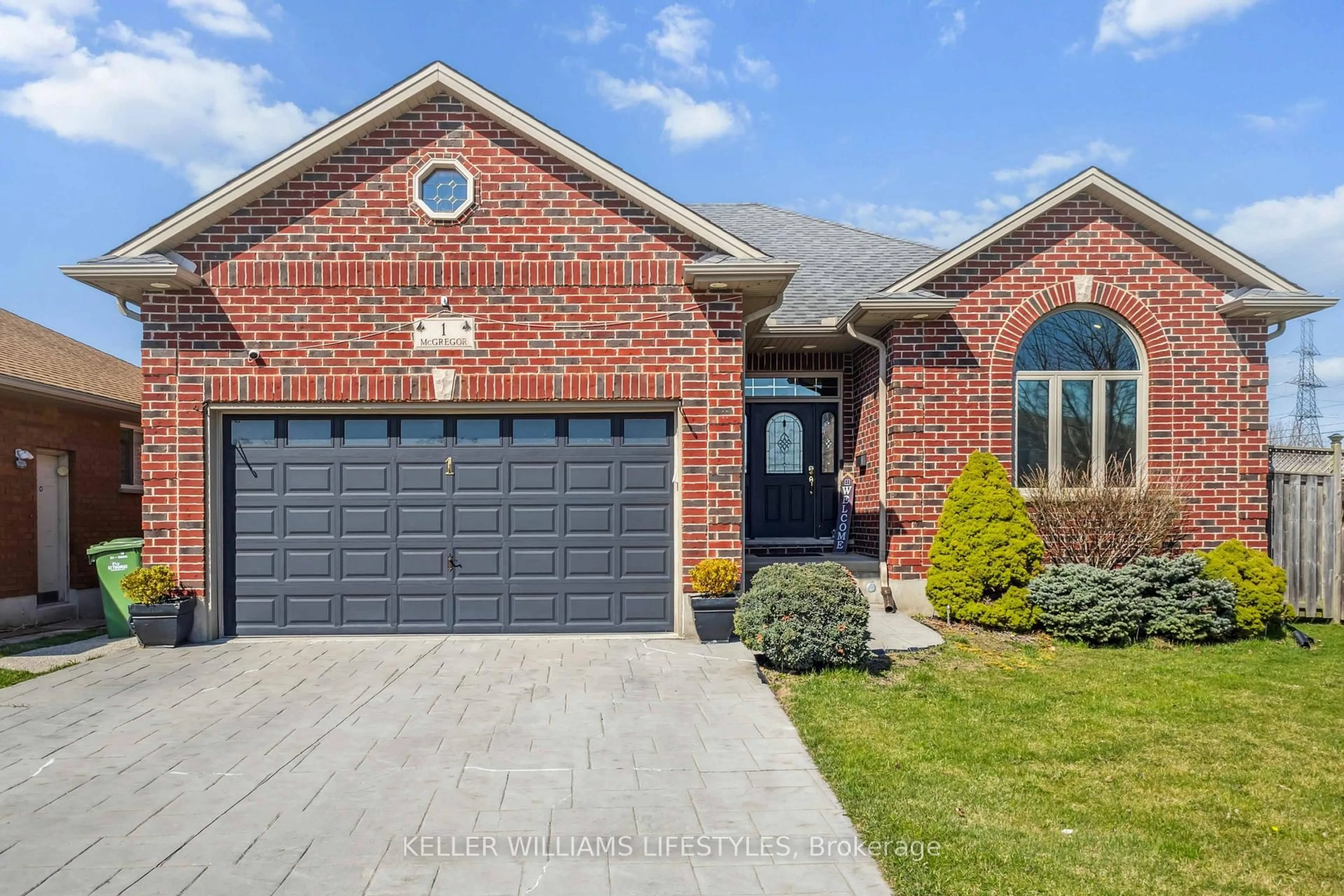 Home with brick exterior material, street for 1 McGregor Crt, St. Thomas Ontario N5P 4H7