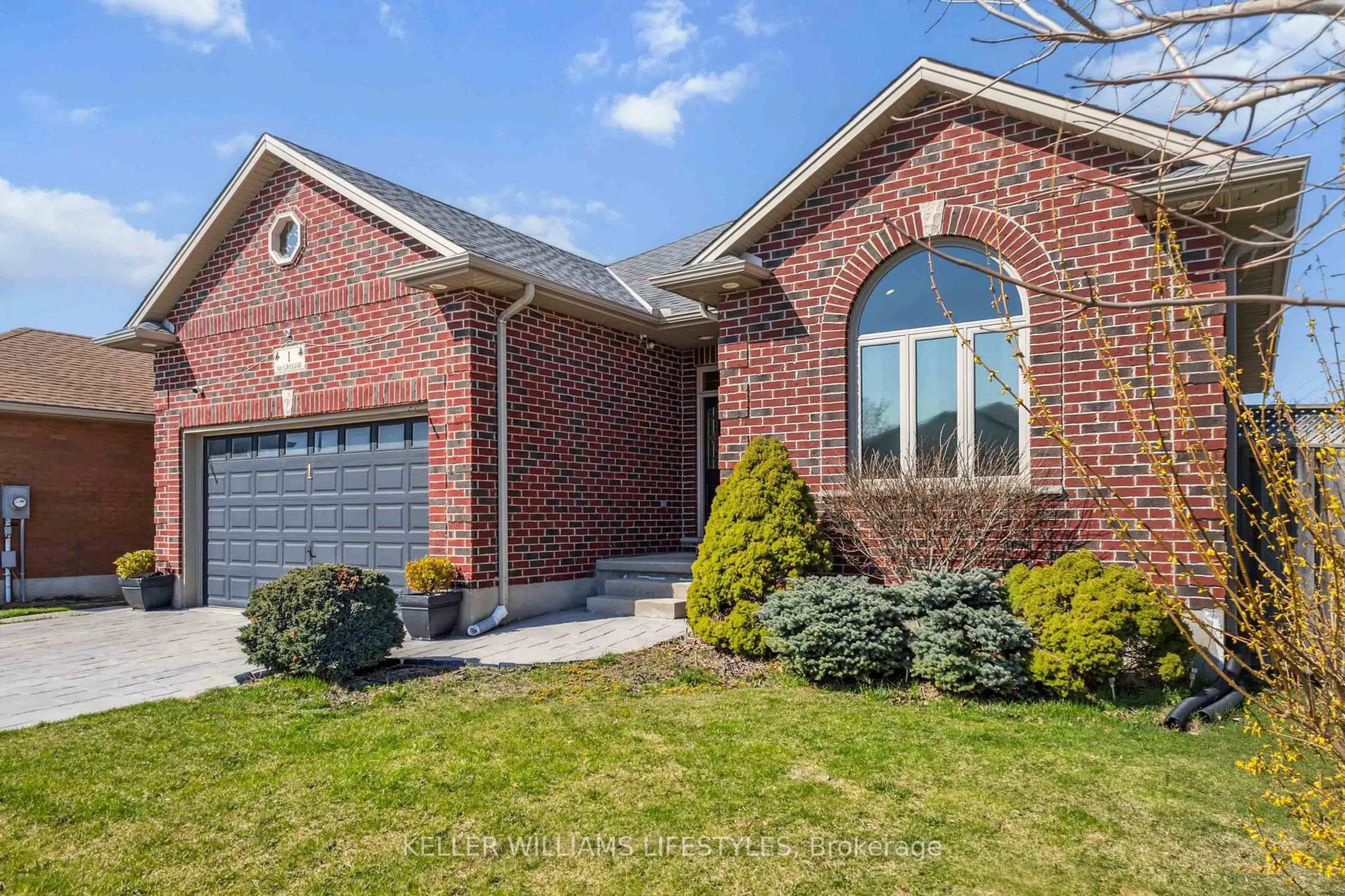 Home with brick exterior material, street for 1 McGregor Crt, St. Thomas Ontario N5P 4H7