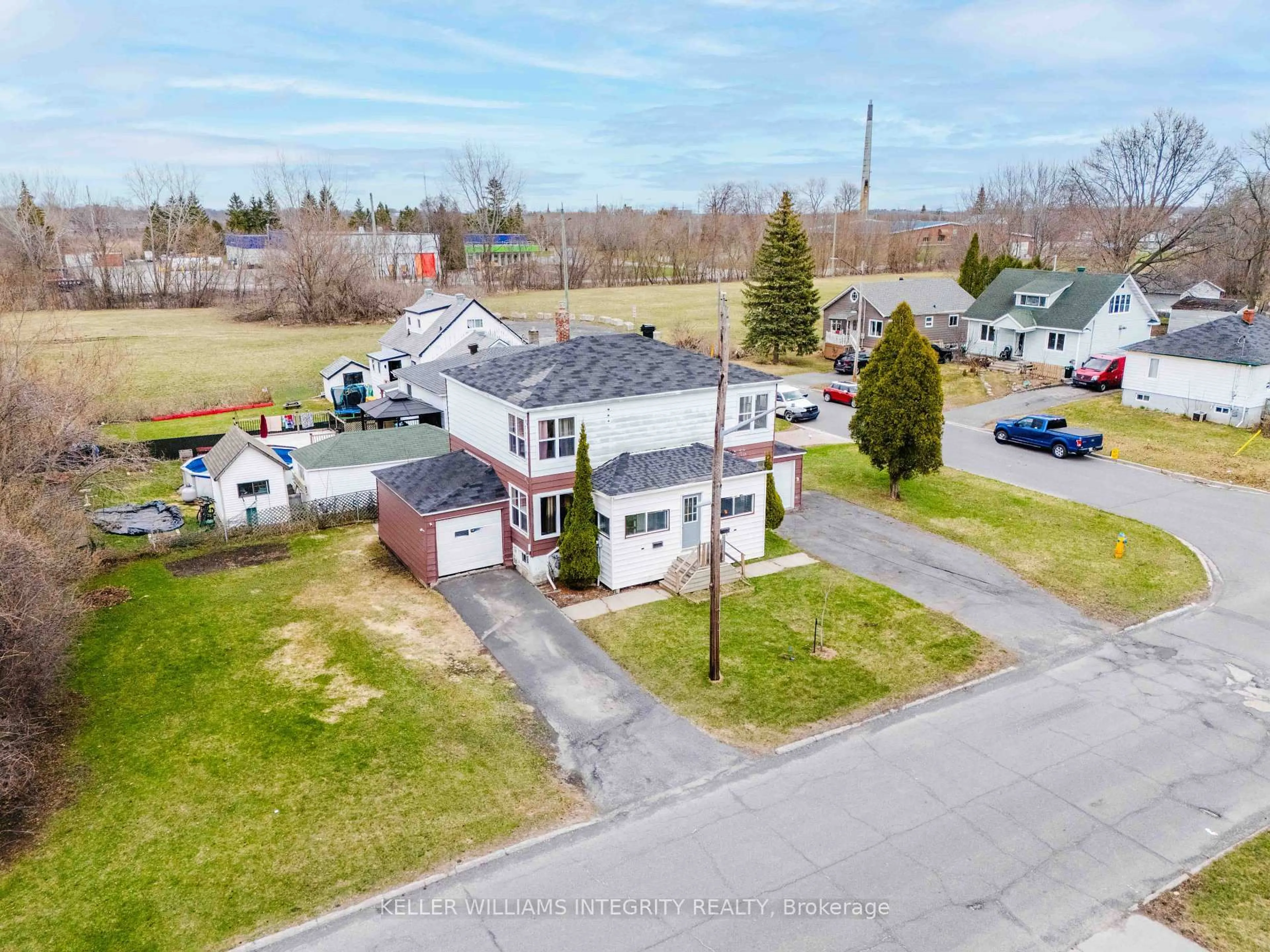 A pic from outside/outdoor area/front of a property/back of a property/a pic from drone, street for 301-303 Hoople Ave, Cornwall Ontario K6J 2A5