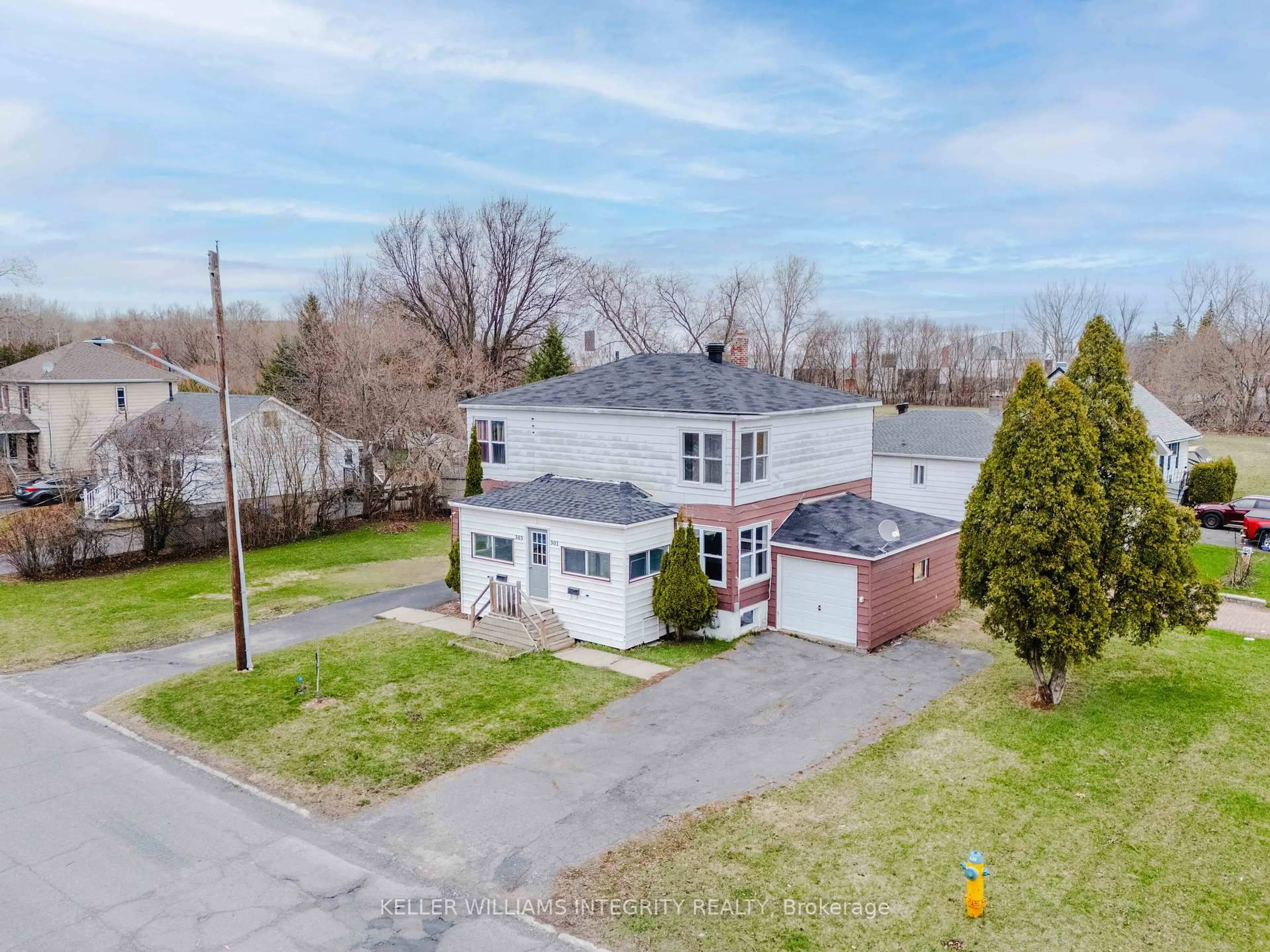A pic from outside/outdoor area/front of a property/back of a property/a pic from drone, street for 301-303 Hoople Ave, Cornwall Ontario K6J 2A5