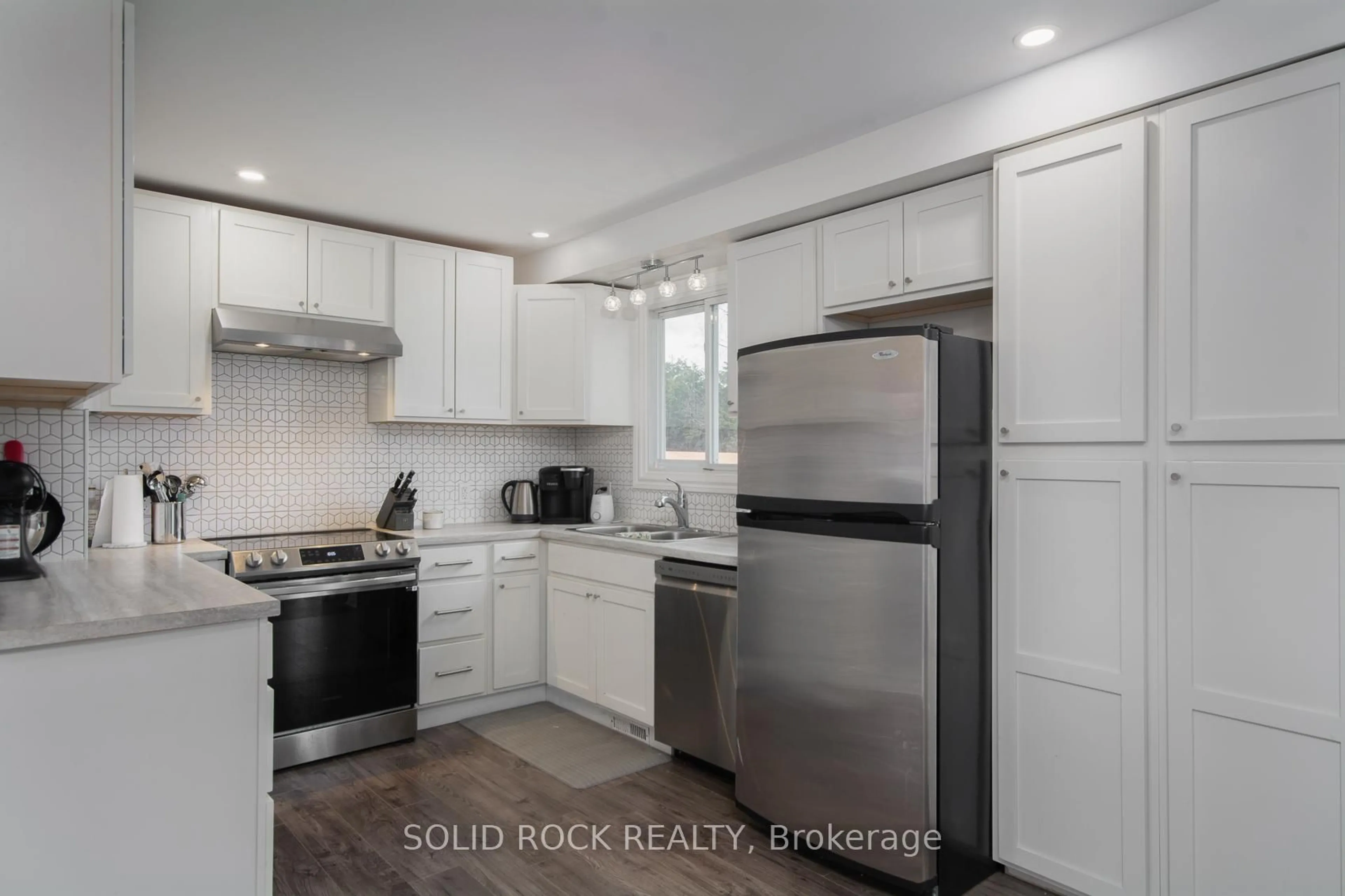 Standard kitchen, unknown for 16 Shouldice Cres, Ottawa Ontario K2L 1M9