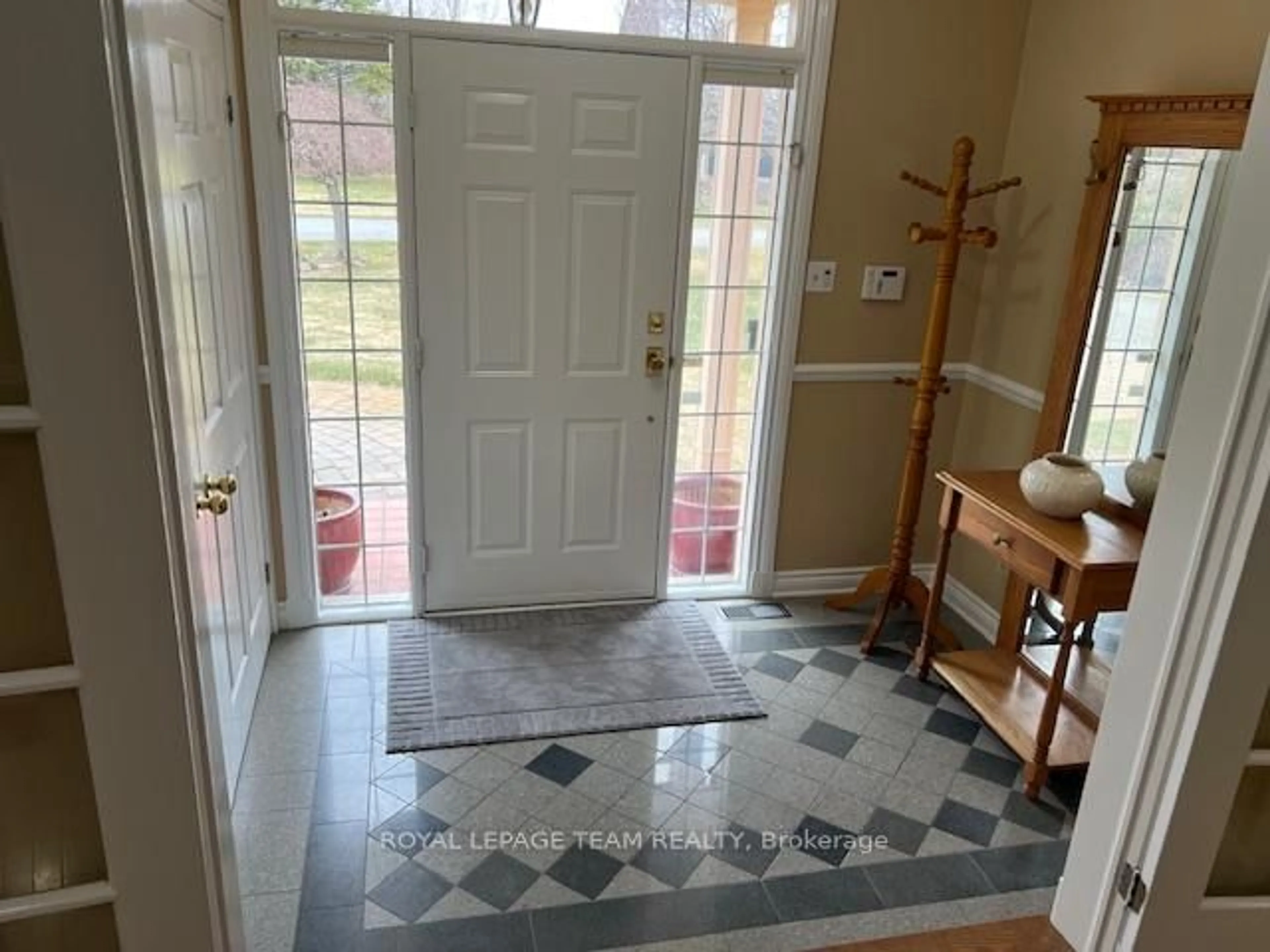 Indoor entryway for 5530 Pettapiece Cres, Ottawa Ontario K4M 1C5