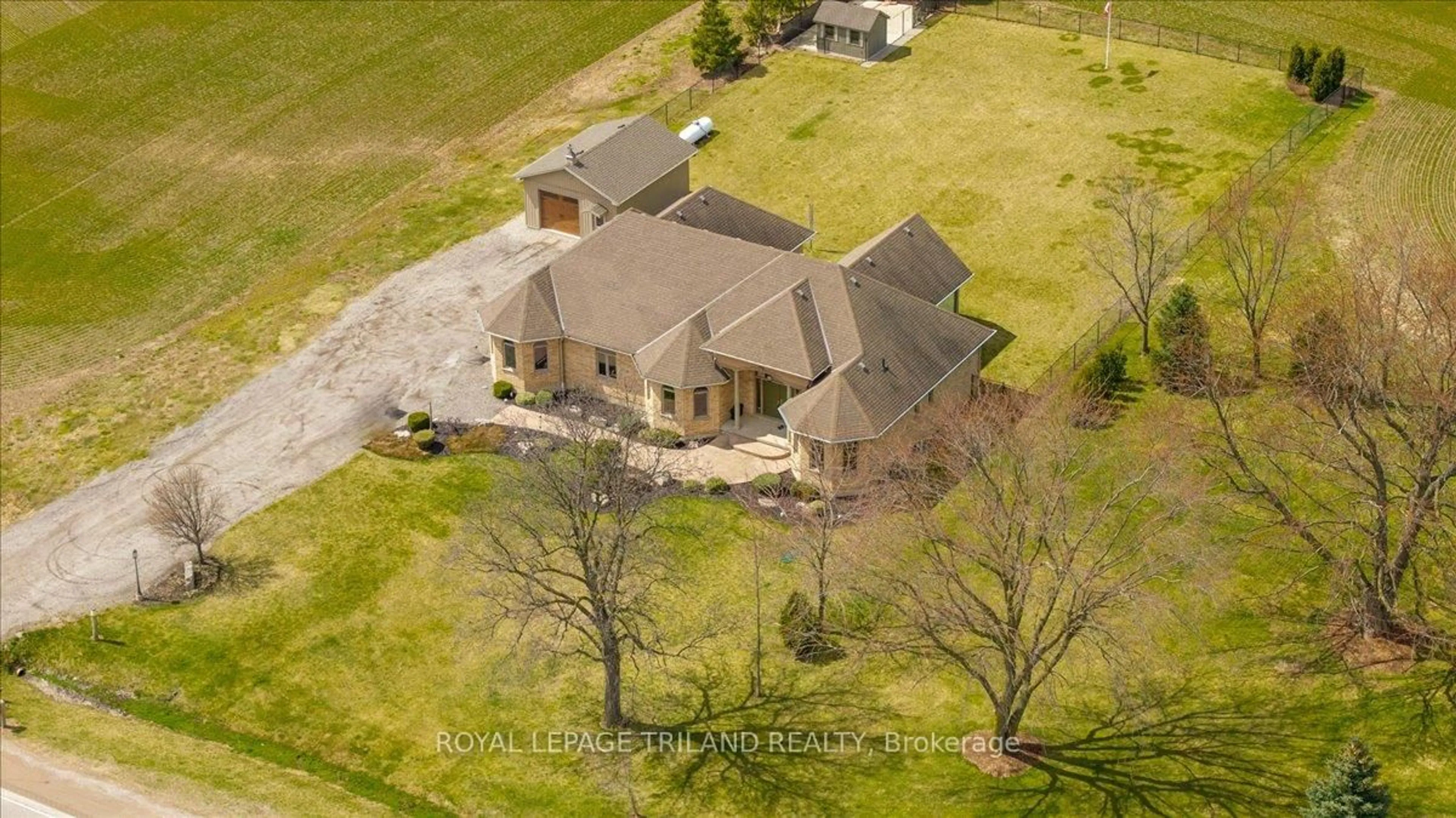 A pic from outside/outdoor area/front of a property/back of a property/a pic from drone, unknown for 9416 Hickory Dr, Adelaide Metcalfe Ontario N7G 3H6
