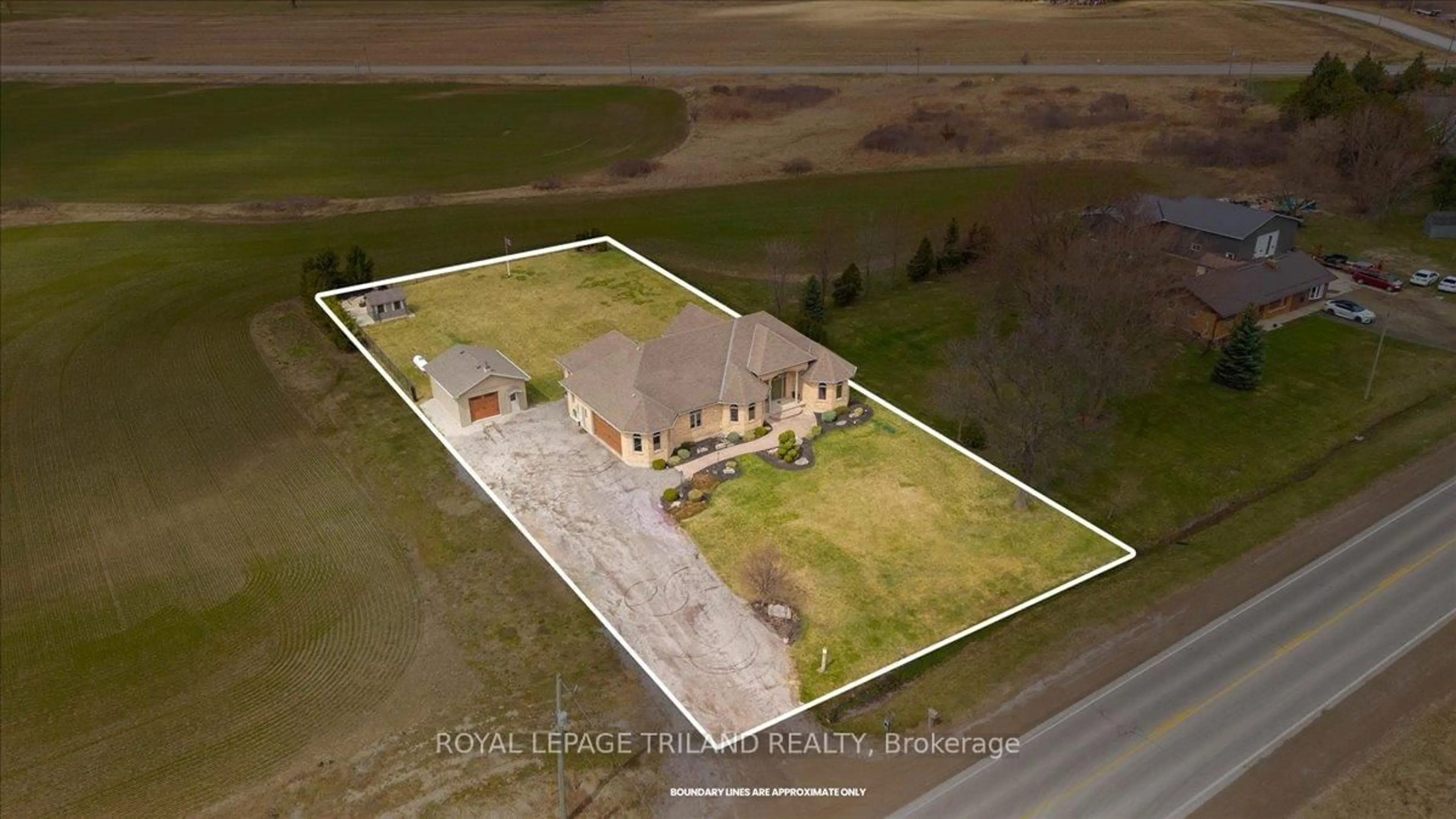 A pic from outside/outdoor area/front of a property/back of a property/a pic from drone, building for 9416 Hickory Dr, Adelaide Metcalfe Ontario N7G 3H6