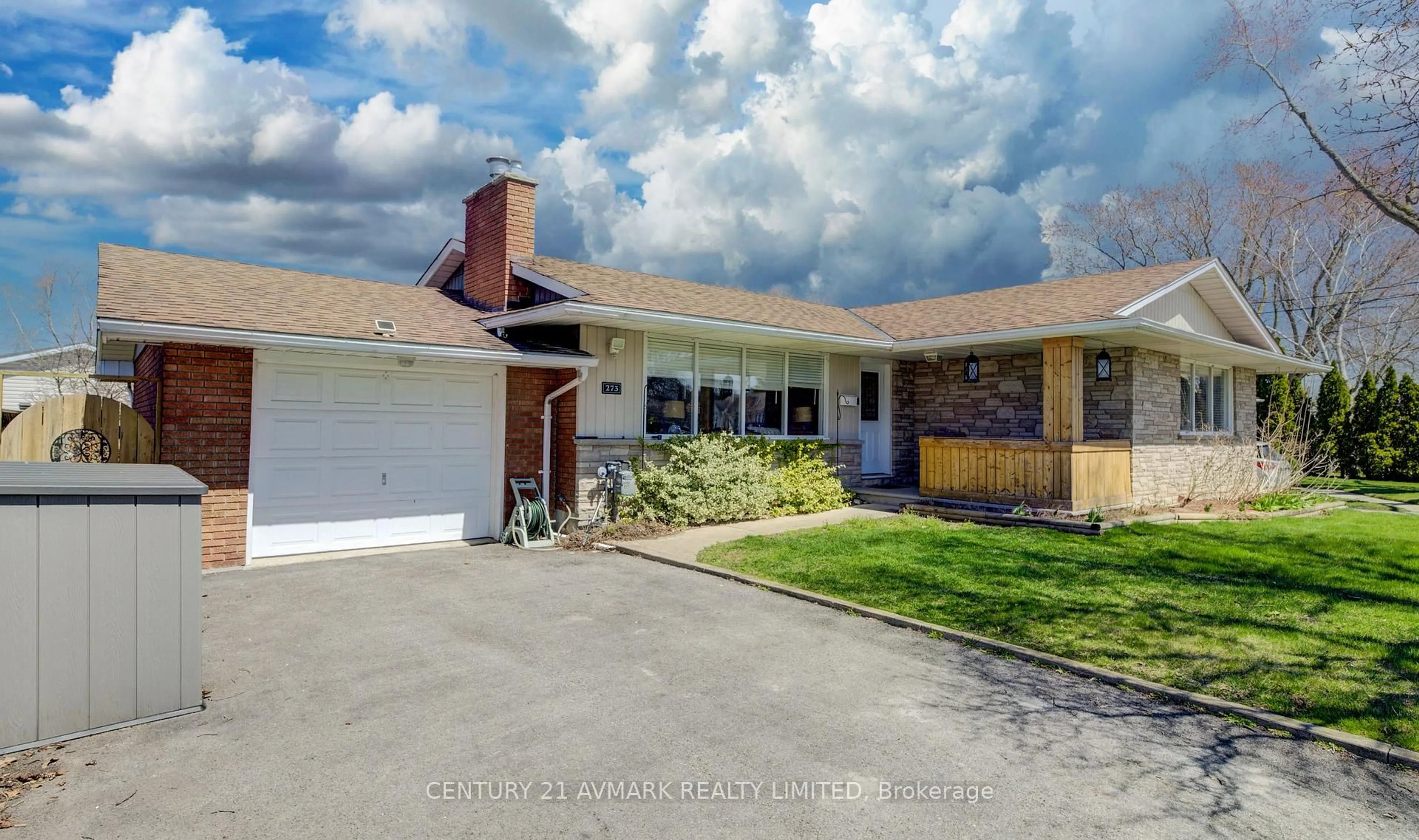 A pic from outside/outdoor area/front of a property/back of a property/a pic from drone, unknown for 273 Lakeshore Rd, St. Catharines Ontario L2M 1R9