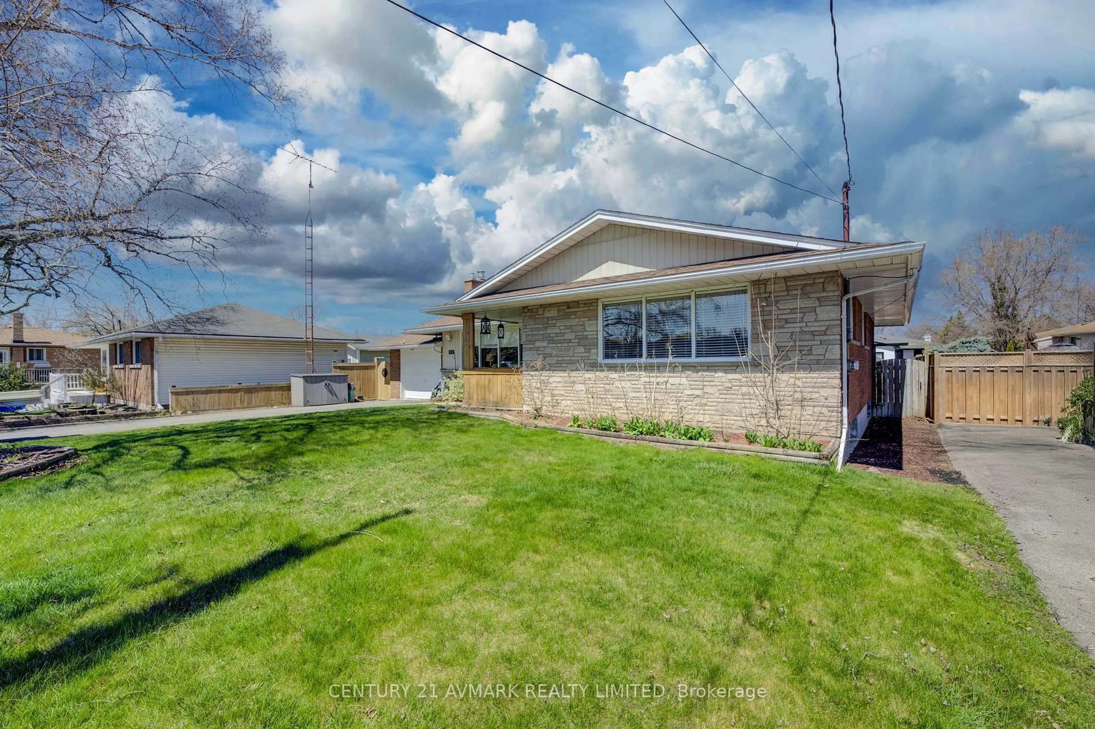 A pic from outside/outdoor area/front of a property/back of a property/a pic from drone, water/lake/river/ocean view for 273 Lakeshore Rd, St. Catharines Ontario L2M 1R9