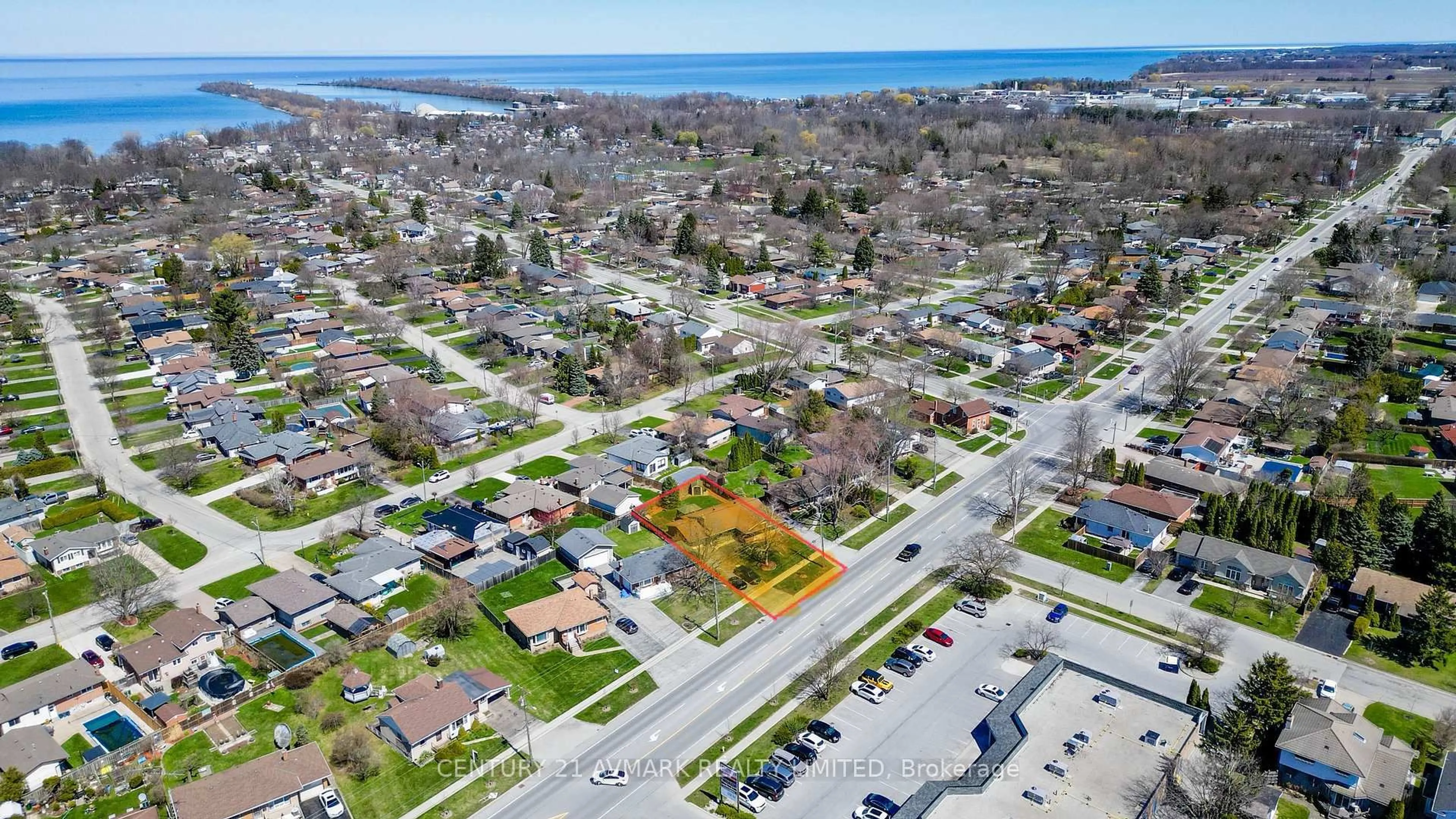 A pic from outside/outdoor area/front of a property/back of a property/a pic from drone, street for 273 Lakeshore Rd, St. Catharines Ontario L2M 1R9