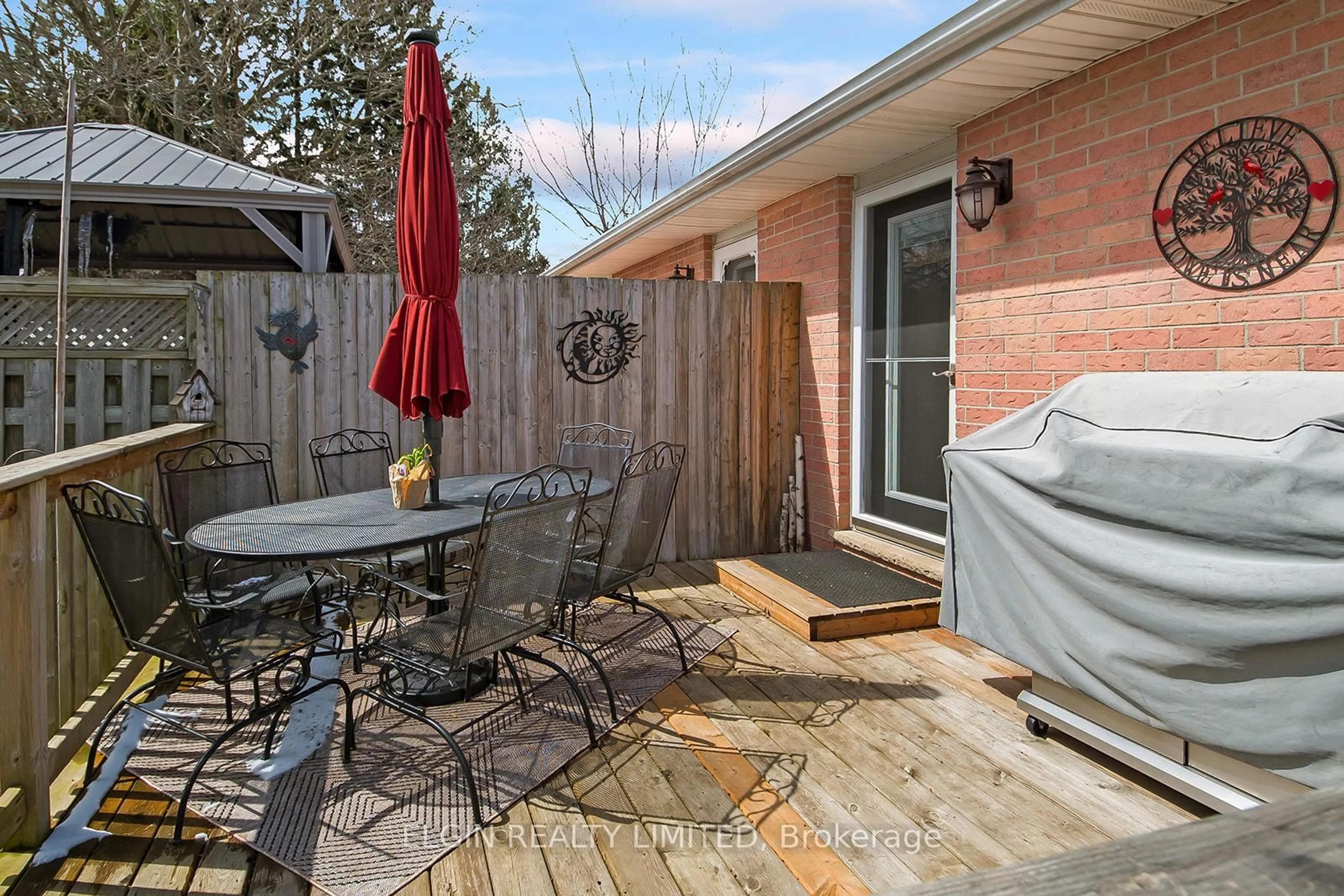 Patio, street for 61 Edward St, St. Thomas Ontario N5P 1Y5
