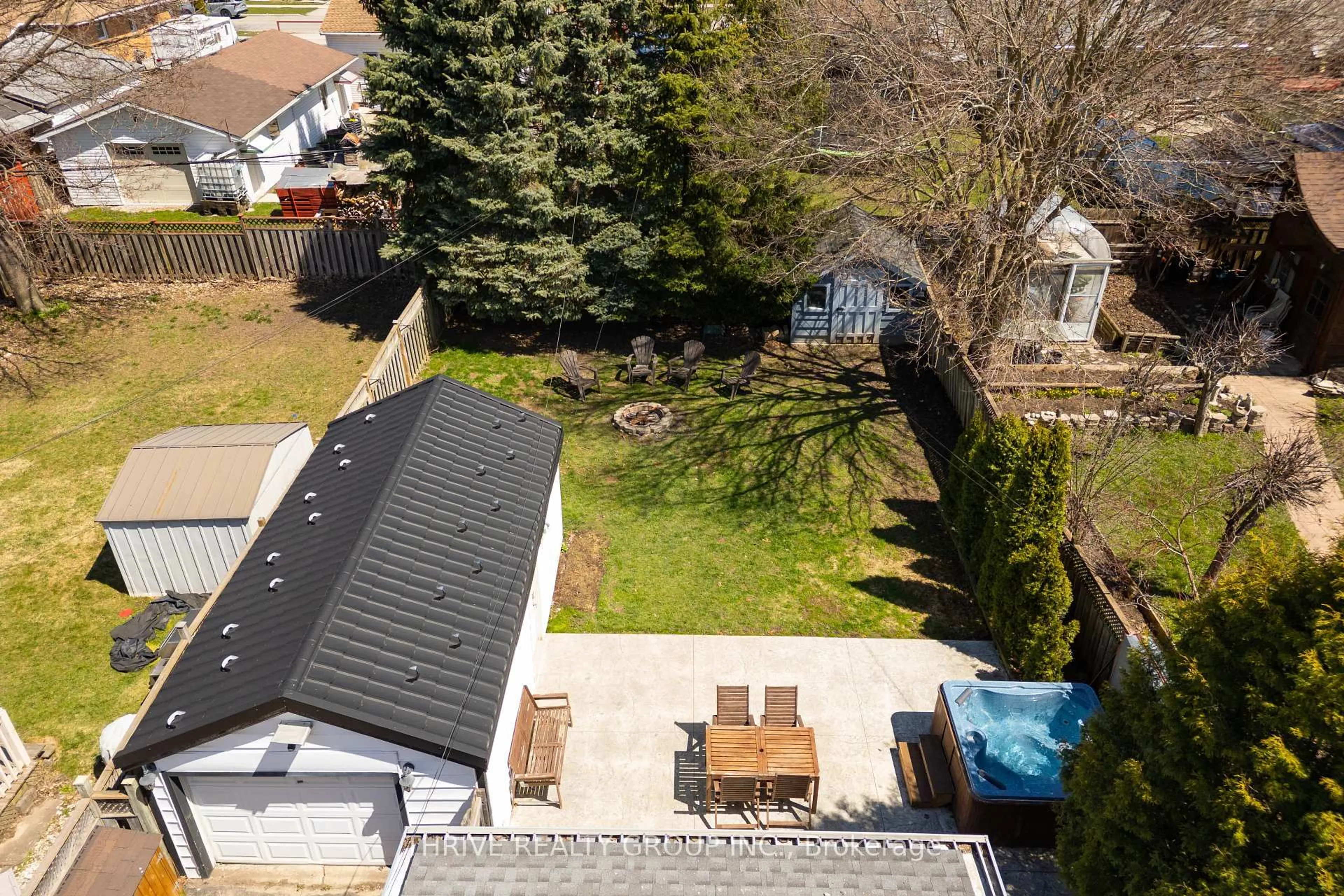 A pic from outside/outdoor area/front of a property/back of a property/a pic from drone, unknown for 132 Linwood St, London East Ontario N5Y 1W4