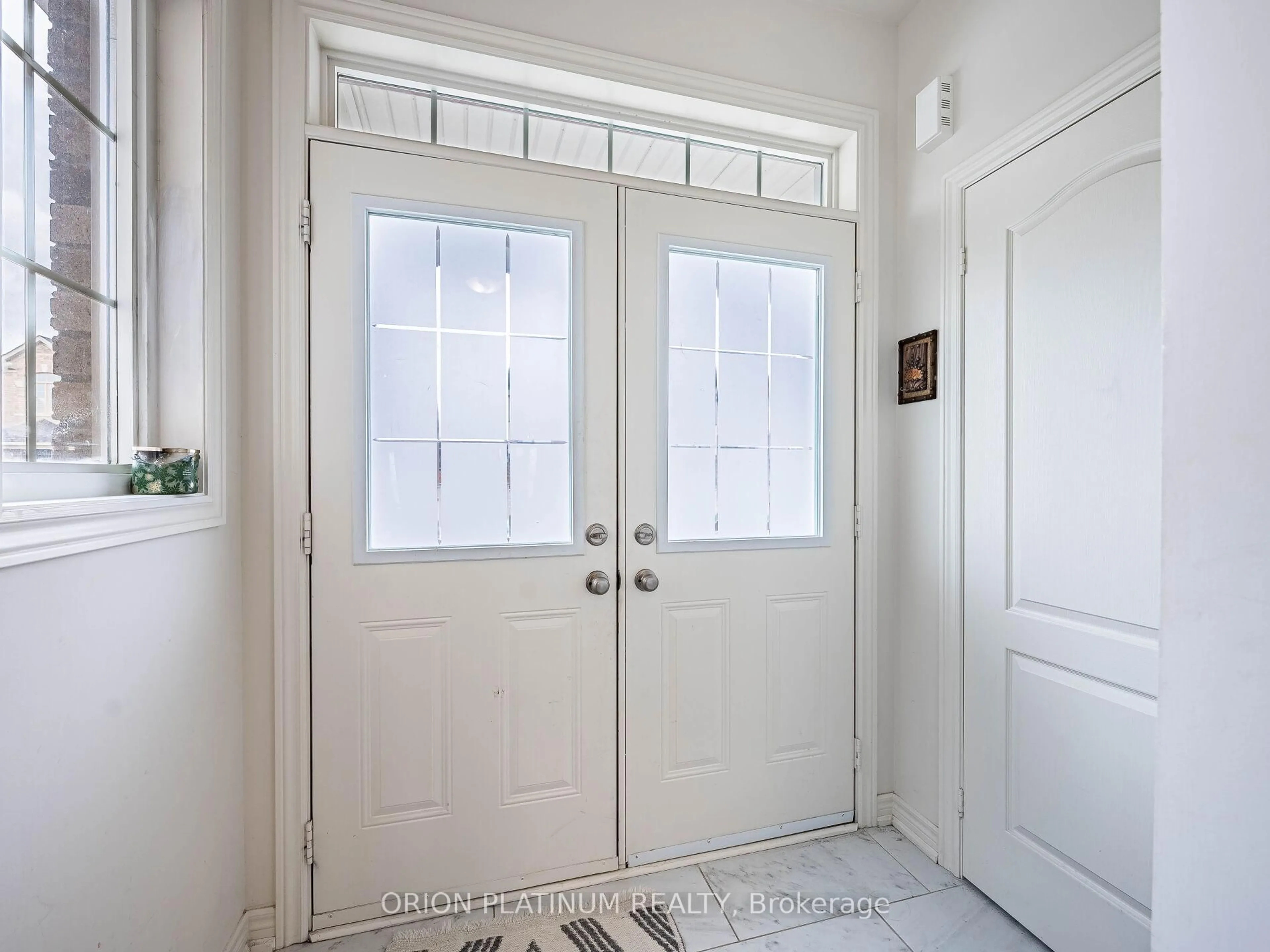 Indoor entryway for 22 Holcomb Terr, Hamilton Ontario L8B 1Z8