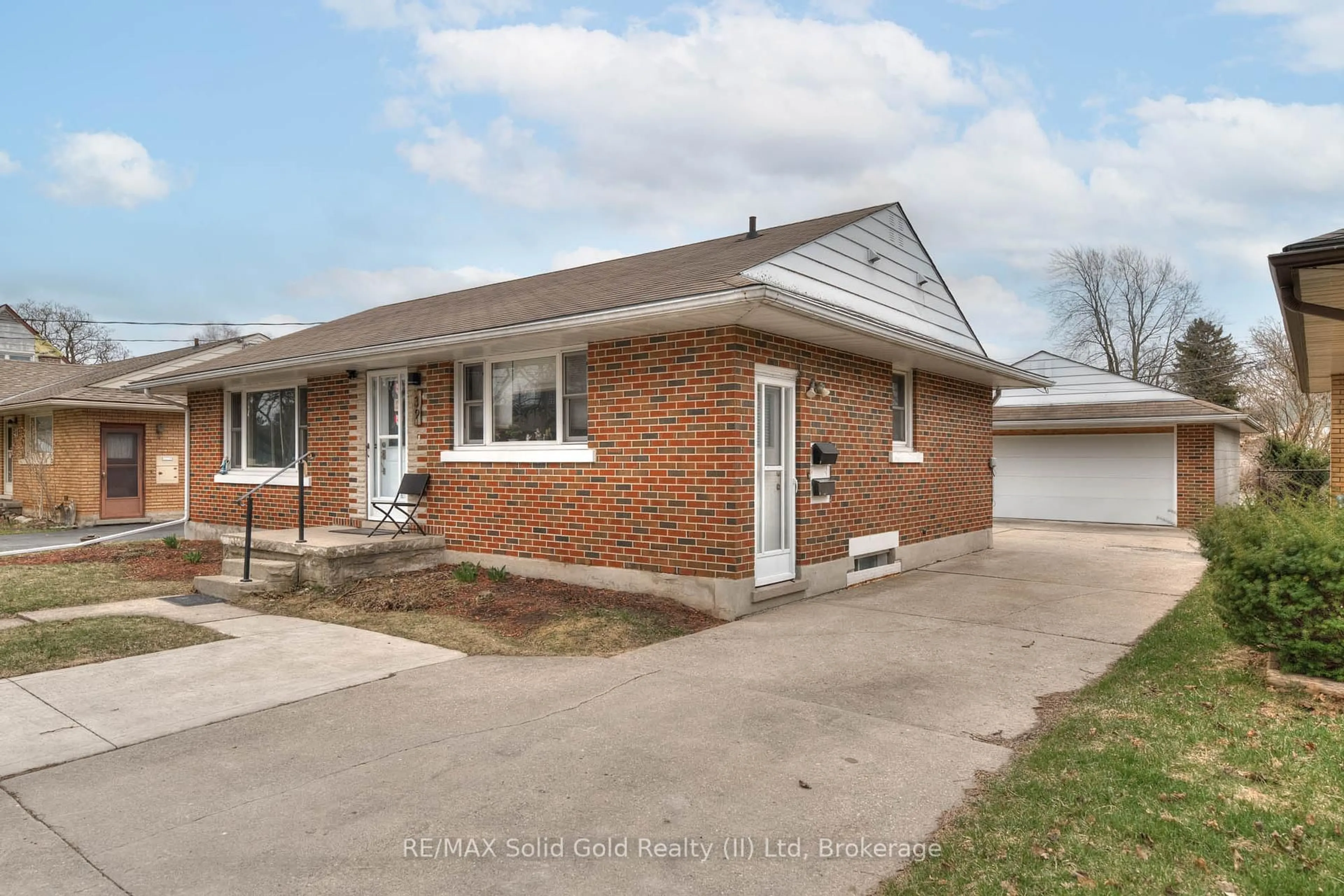 Home with brick exterior material, street for 39 Sandra Ave, Kitchener Ontario N2M 1Z7