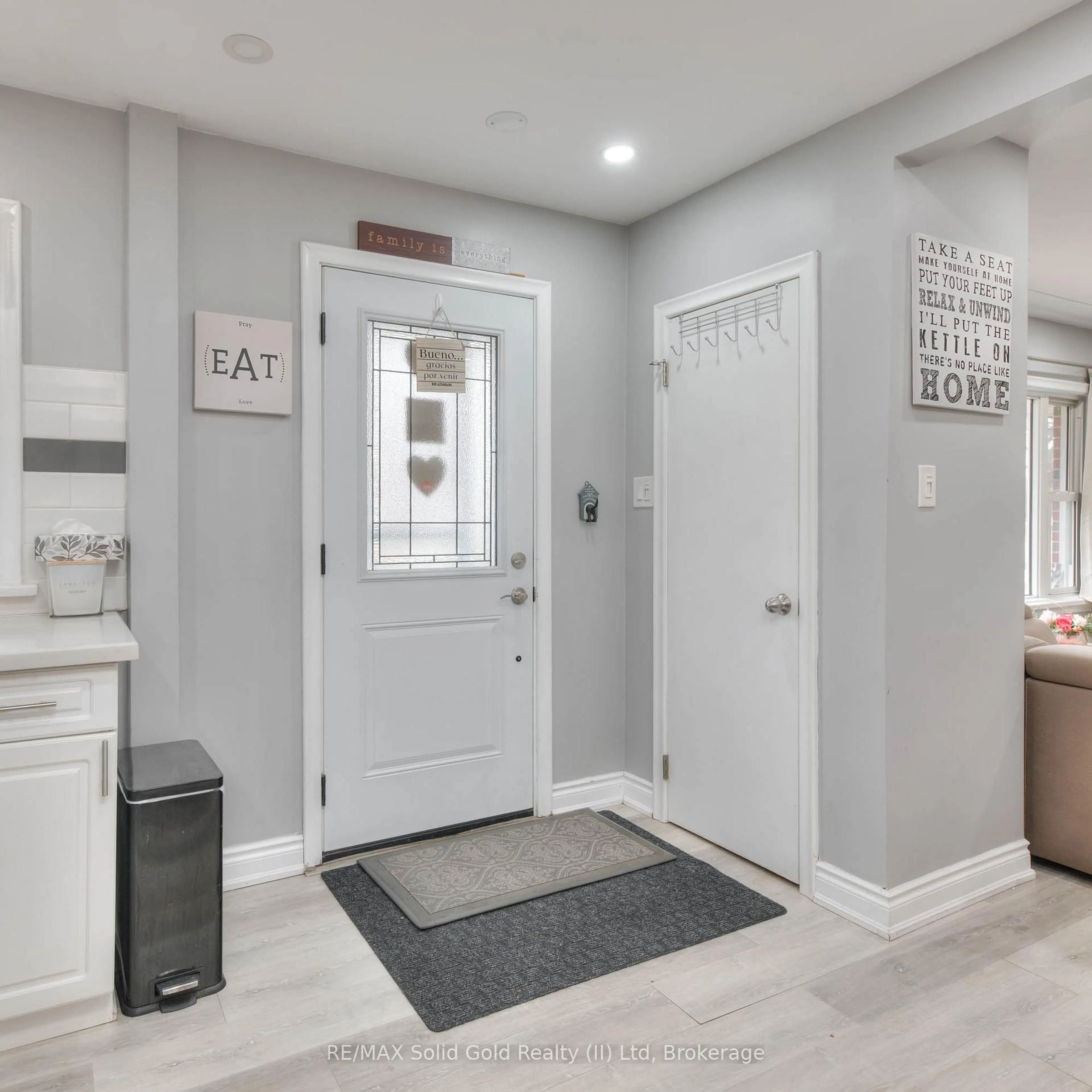 Indoor entryway for 39 Sandra Ave, Kitchener Ontario N2M 1Z7