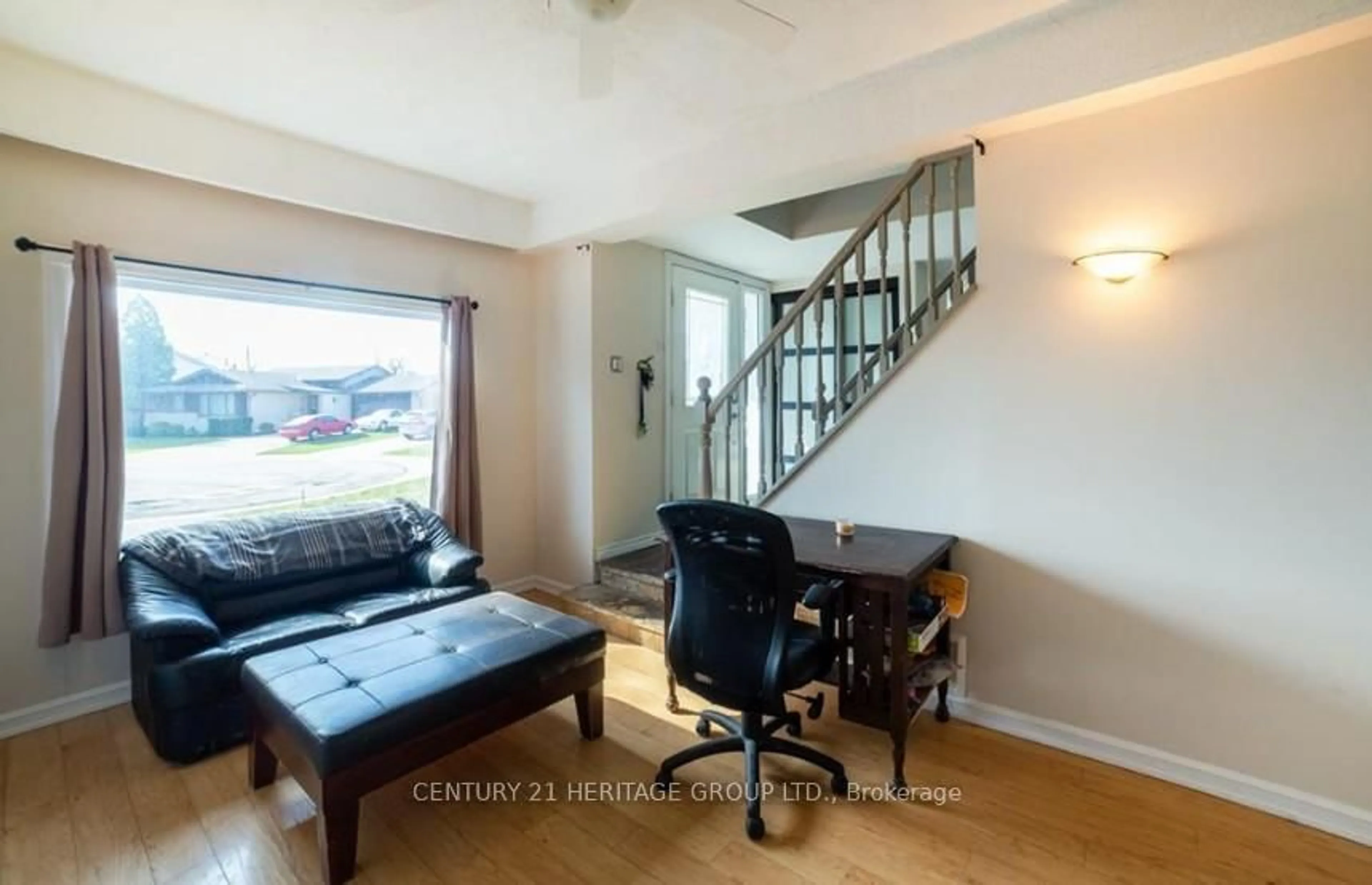 Living room with furniture, unknown for 10 Esquire Pl, Hamilton Ontario L9C 2R3