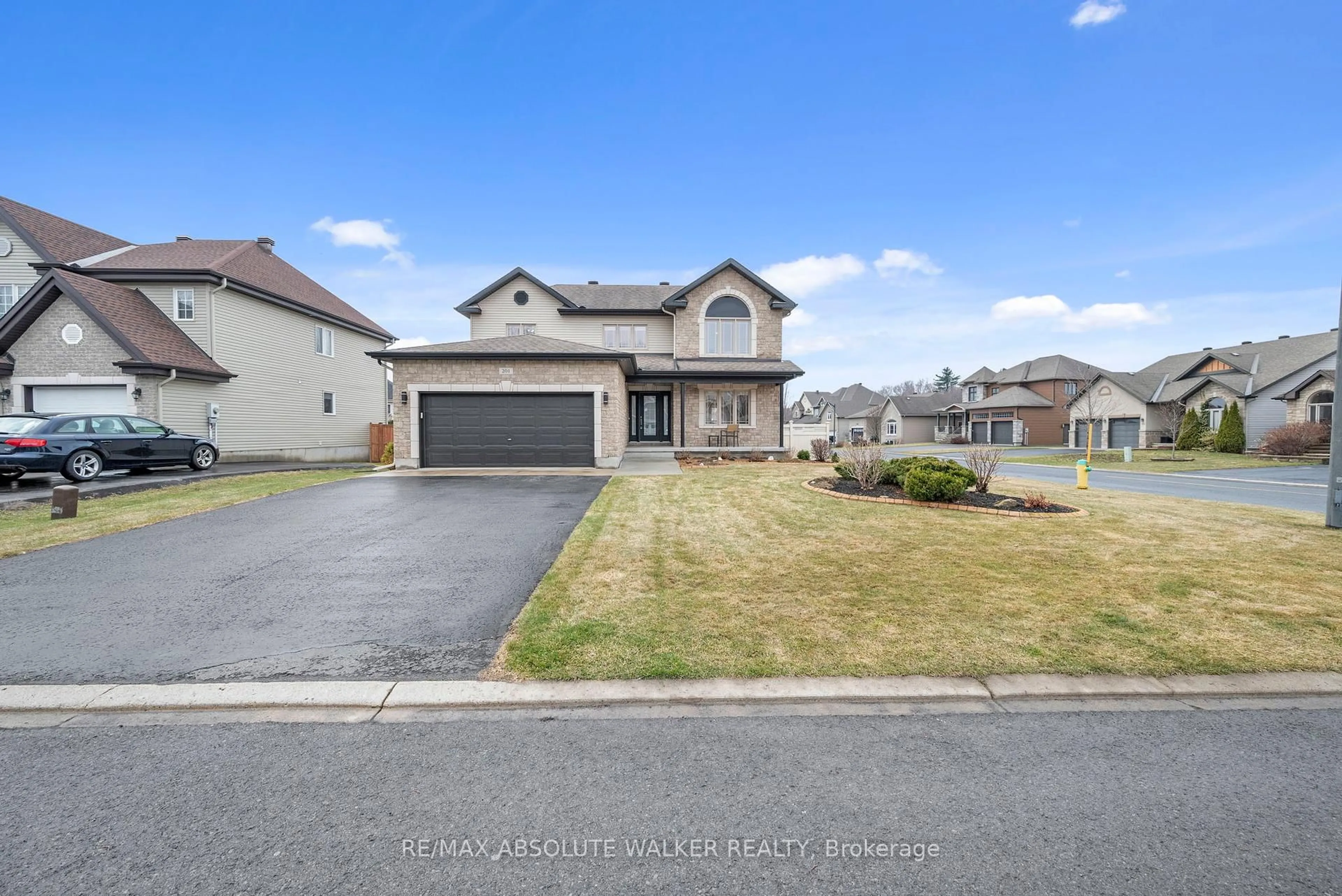A pic from outside/outdoor area/front of a property/back of a property/a pic from drone, street for 201 Jasper Cres, Clarence-Rockland Ontario K4K 0A3