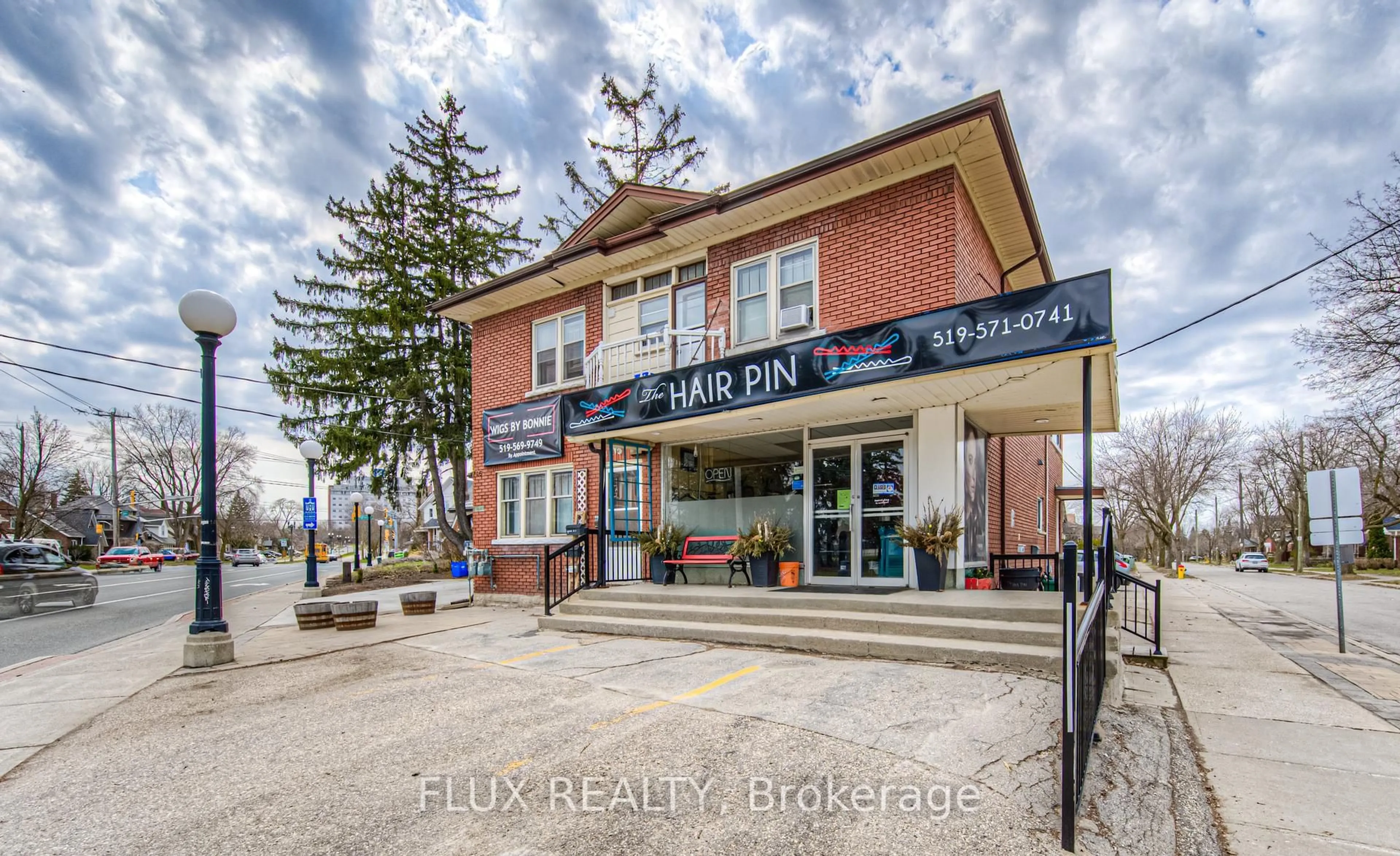 Unknown for 744 Queen St, Kitchener Ontario N2M 1A4
